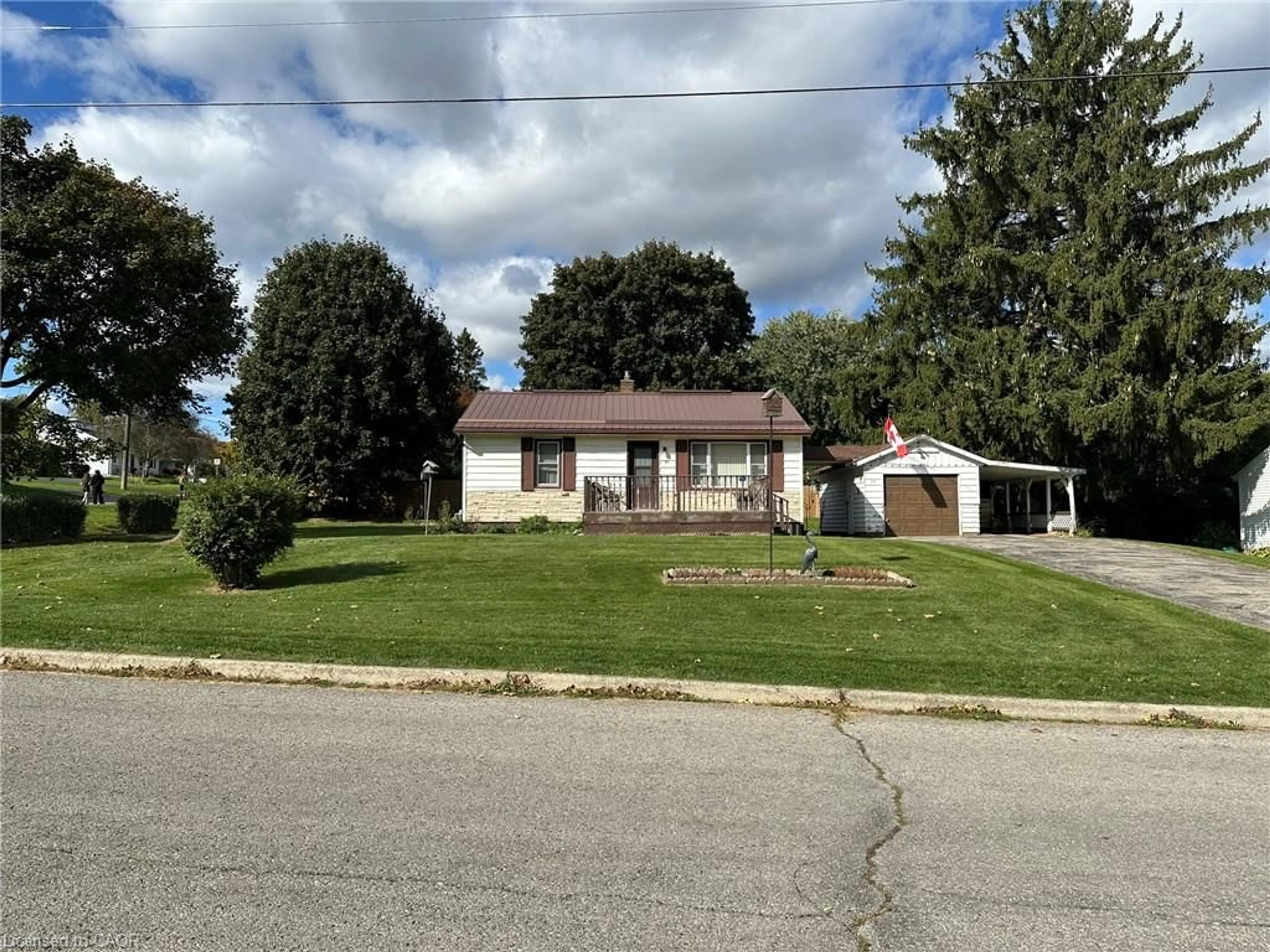 A pic from outside/outdoor area/front of a property/back of a property/a pic from drone, street for 55 Poplar St, Simcoe Ontario N3Y 1B1