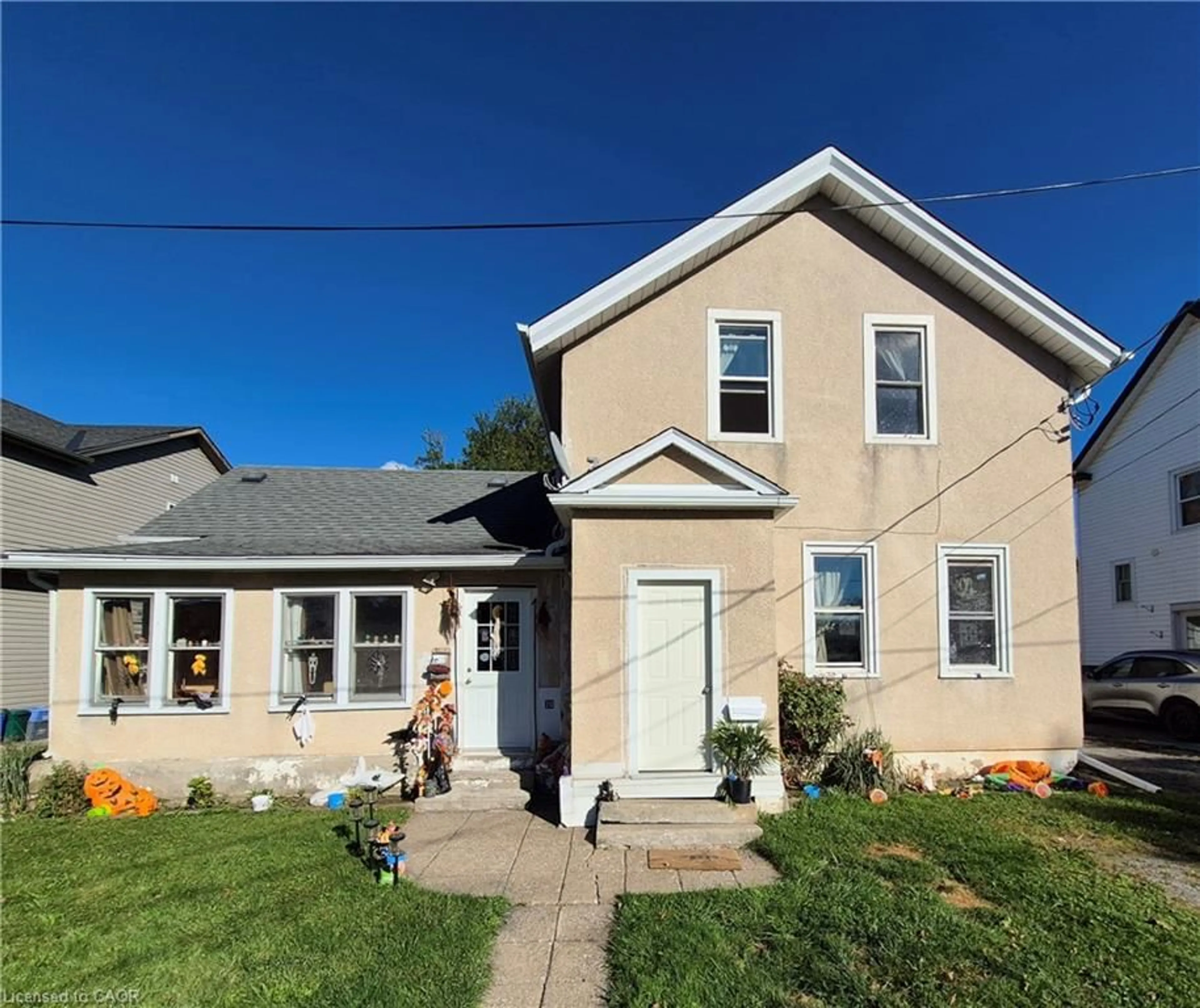Home with vinyl exterior material, street for 20 Carleton St, Thorold Ontario L2V 2A4