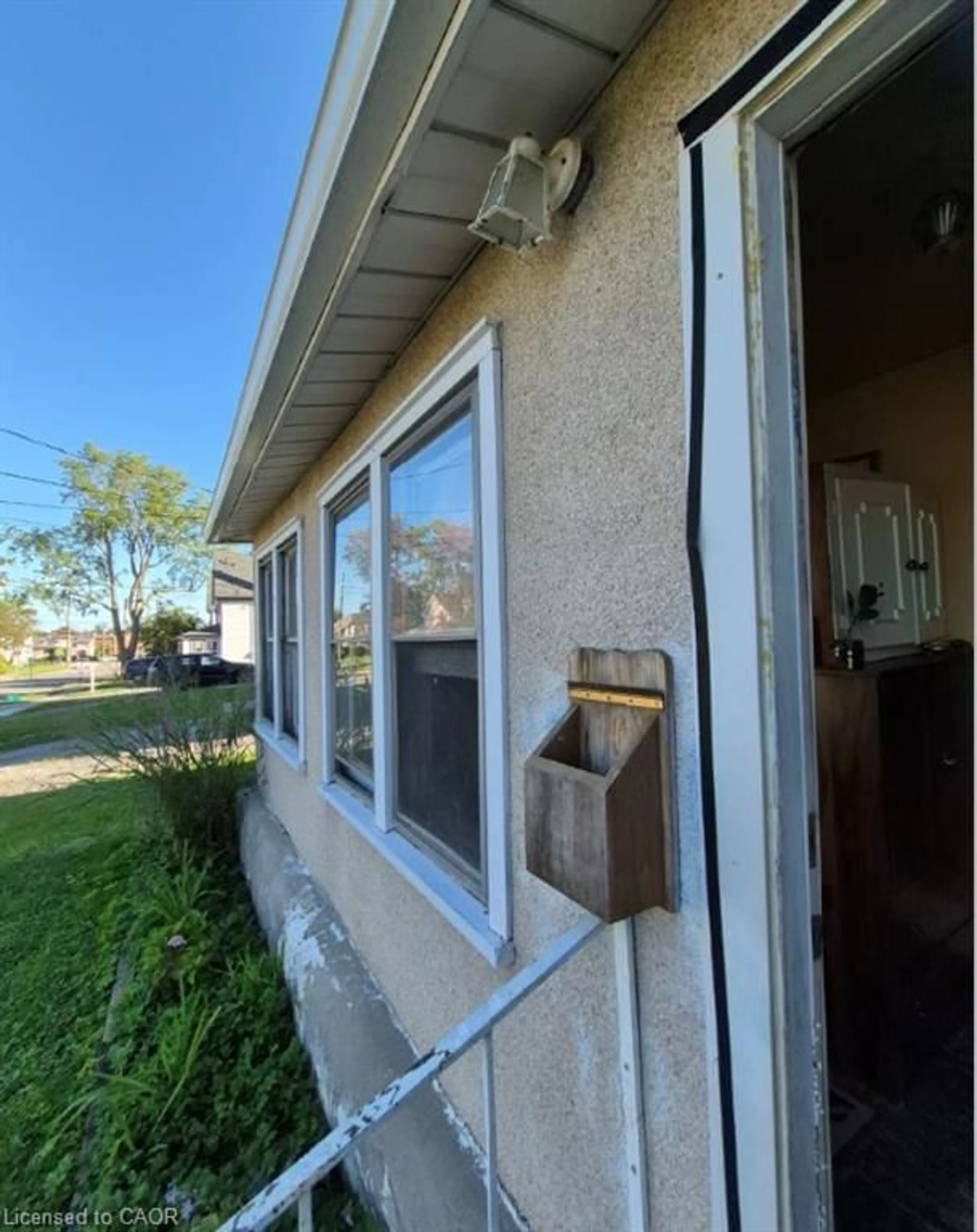 Home with vinyl exterior material, street for 20 Carleton St, Thorold Ontario L2V 2A4