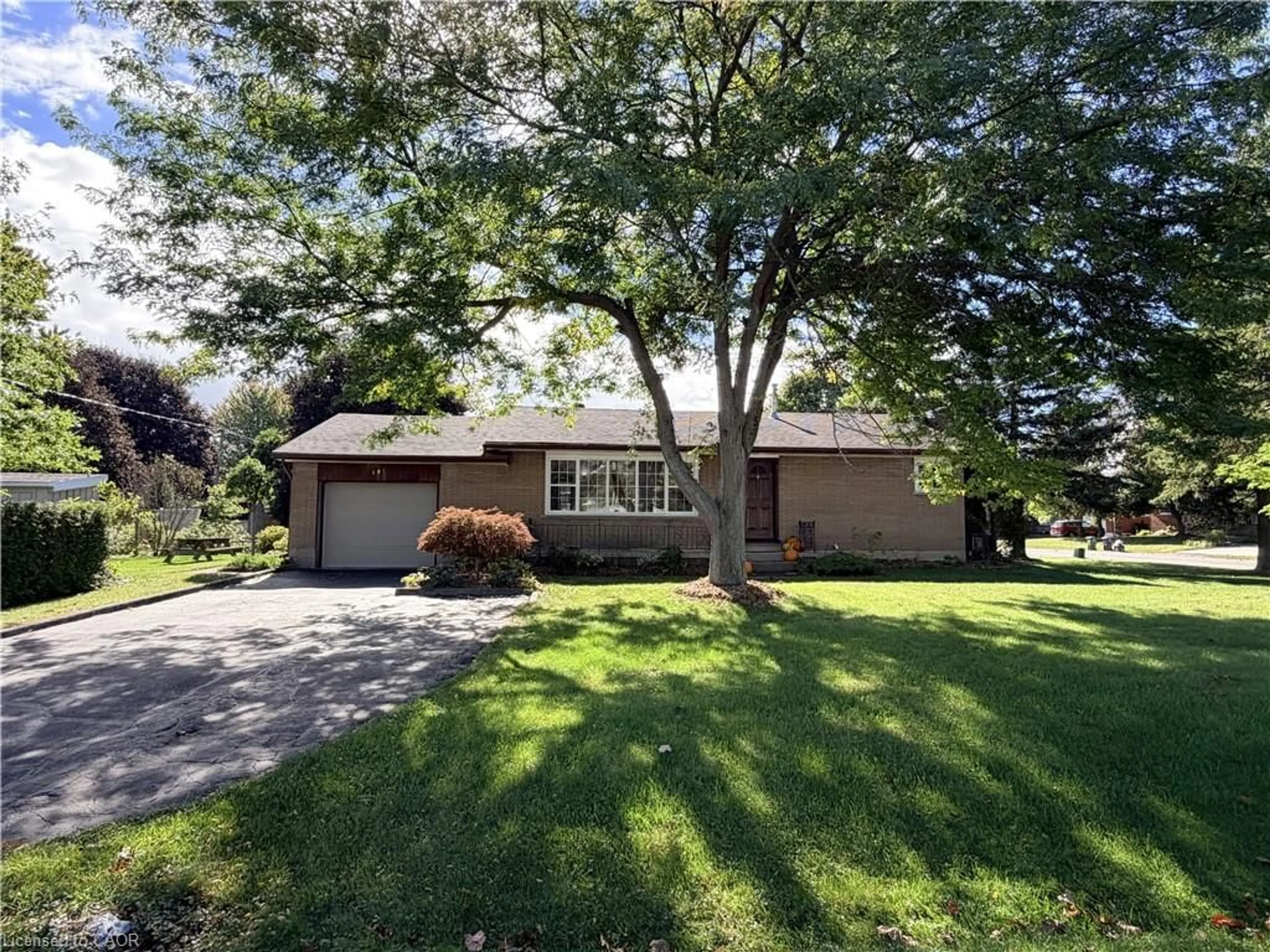 Home with vinyl exterior material, street for 181 Montclair Cres, Waterford Ontario N0E 1Y0