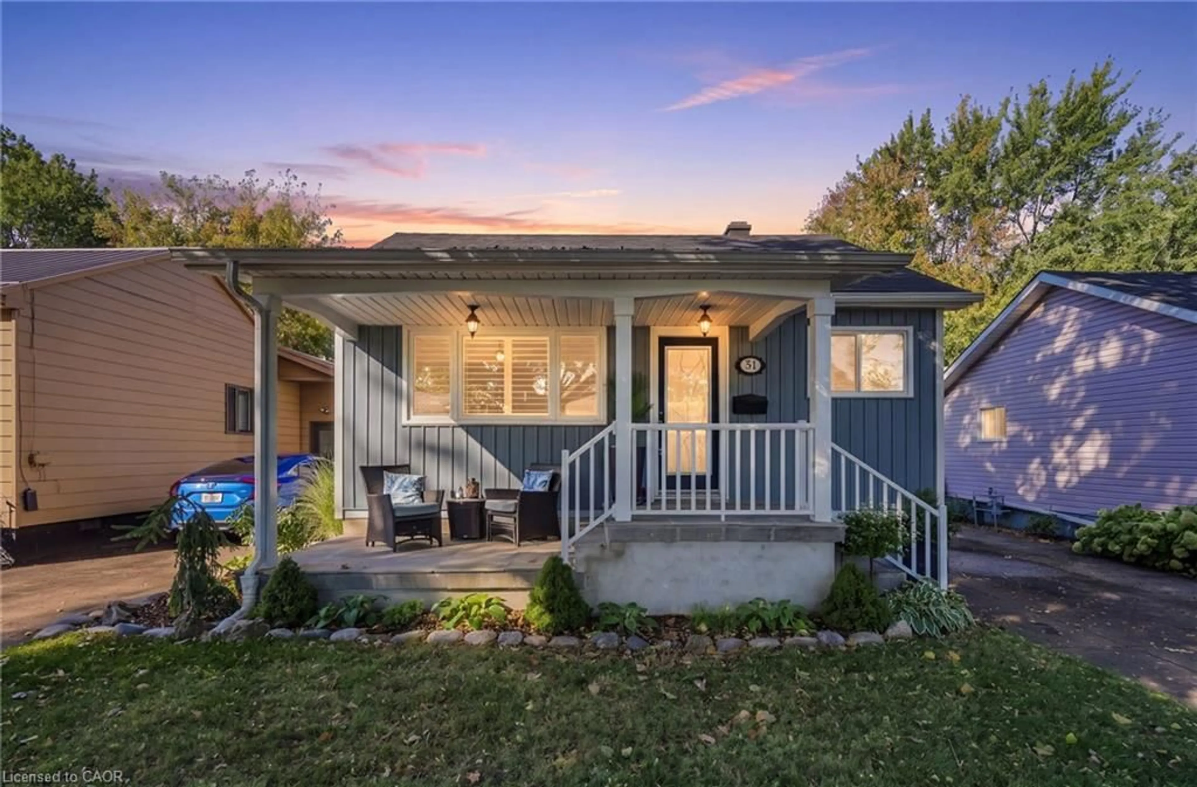 Home with vinyl exterior material, street for 31 Shakespeare Ave, St. Catharines Ontario L2R 6M8