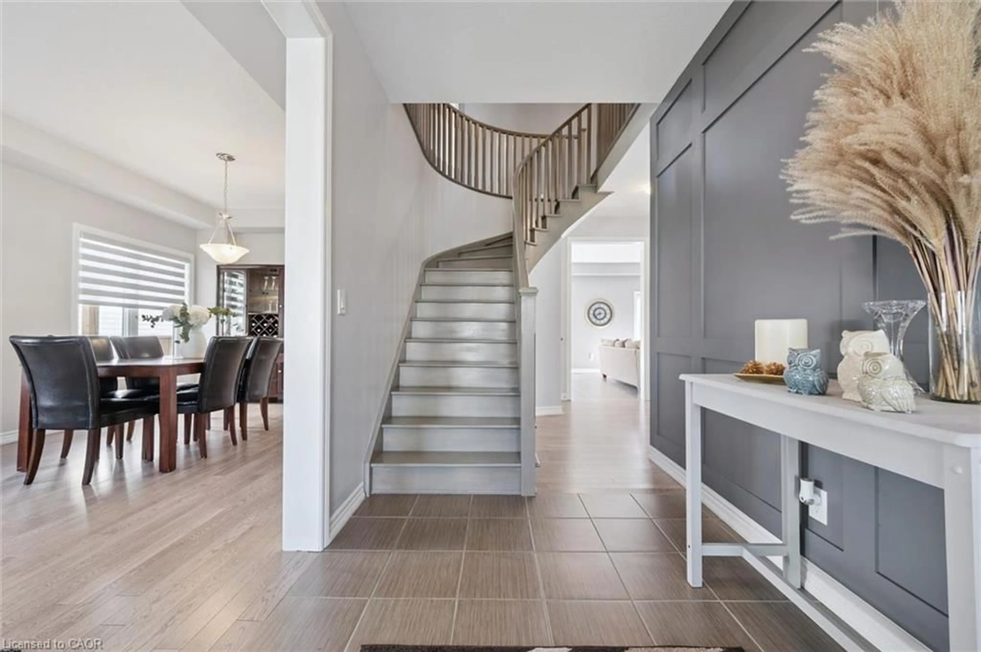 Indoor entryway for 106 Ryan St, Fergus Ontario N1M 0E4