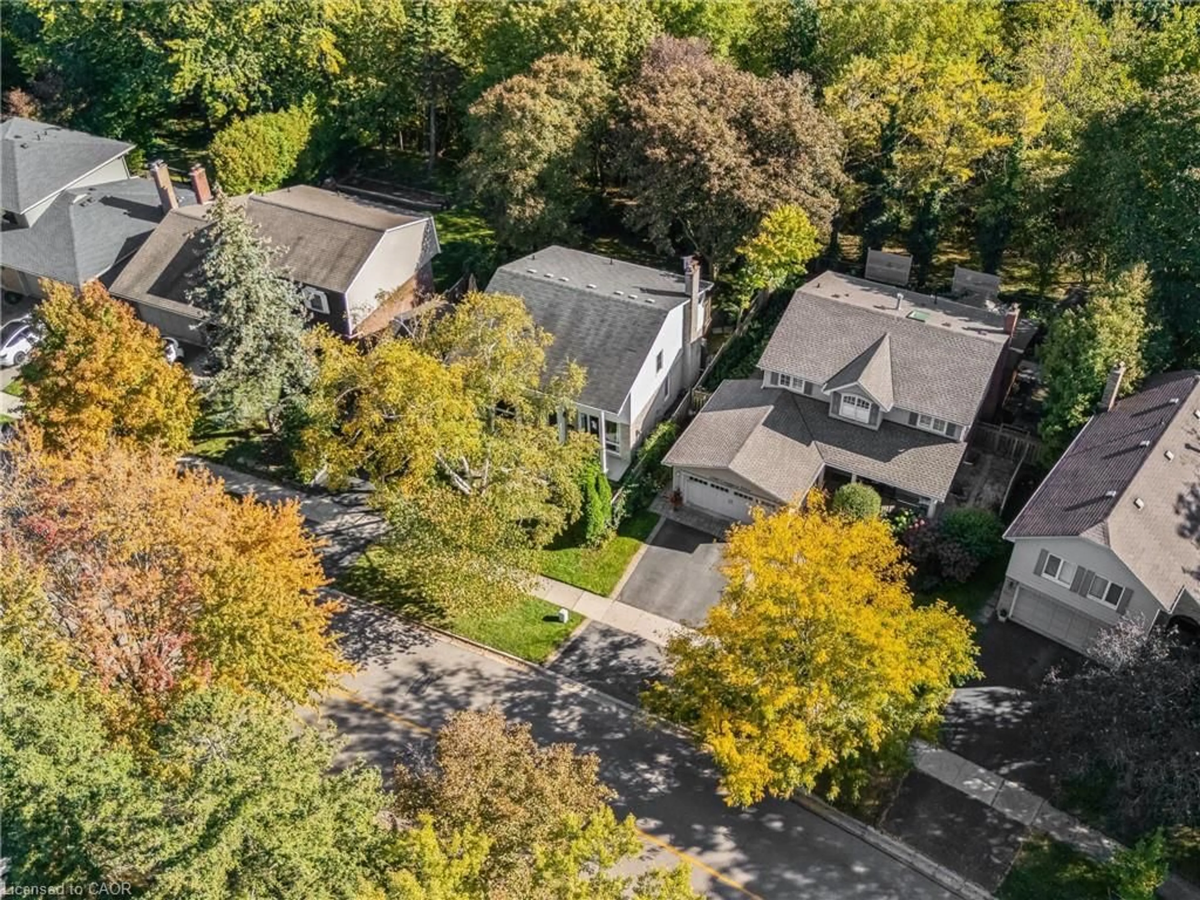 A pic from outside/outdoor area/front of a property/back of a property/a pic from drone, street for 2194 Constance Dr, Oakville Ontario L6J 5L4