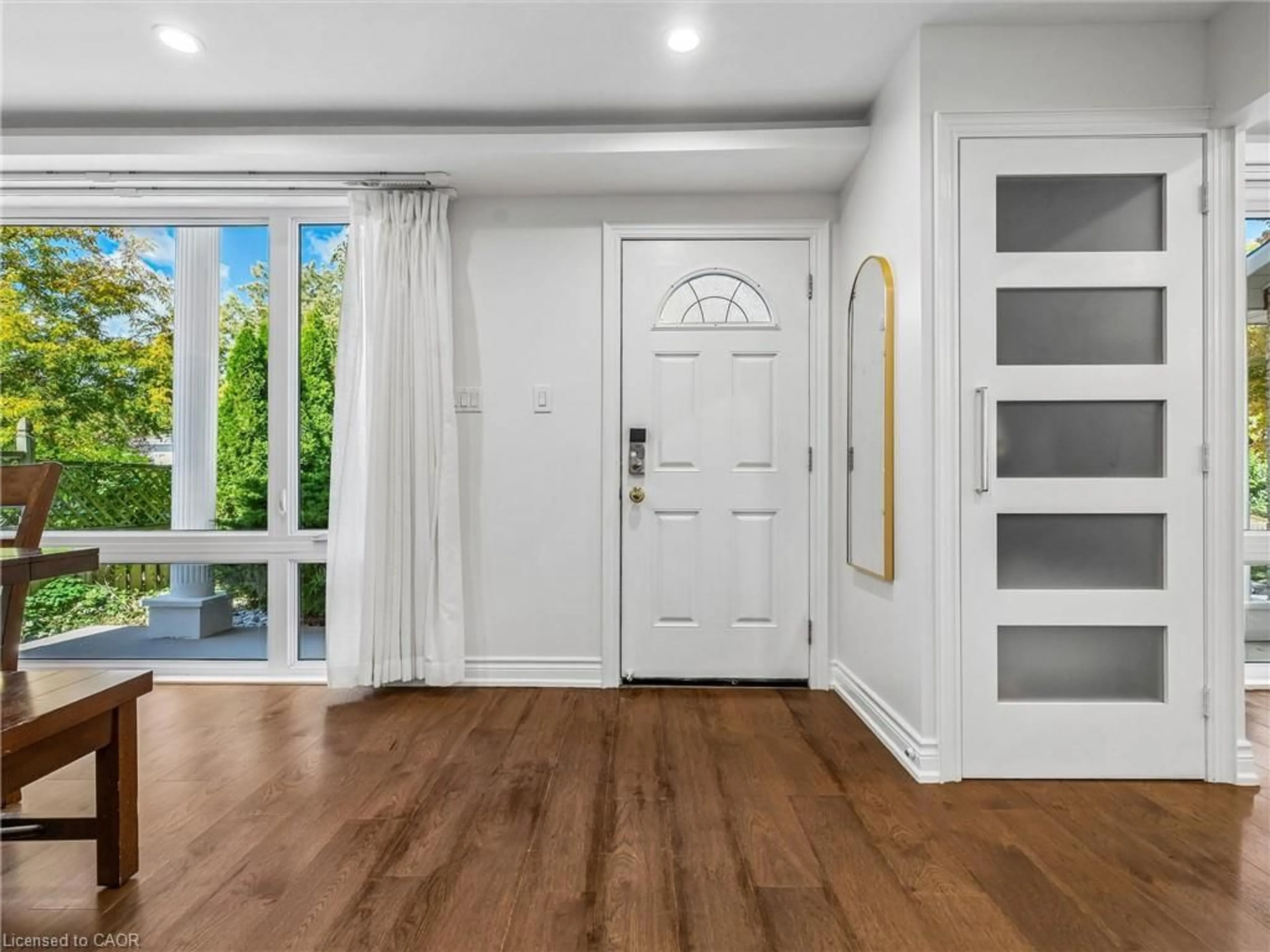 Indoor entryway for 2194 Constance Dr, Oakville Ontario L6J 5L4