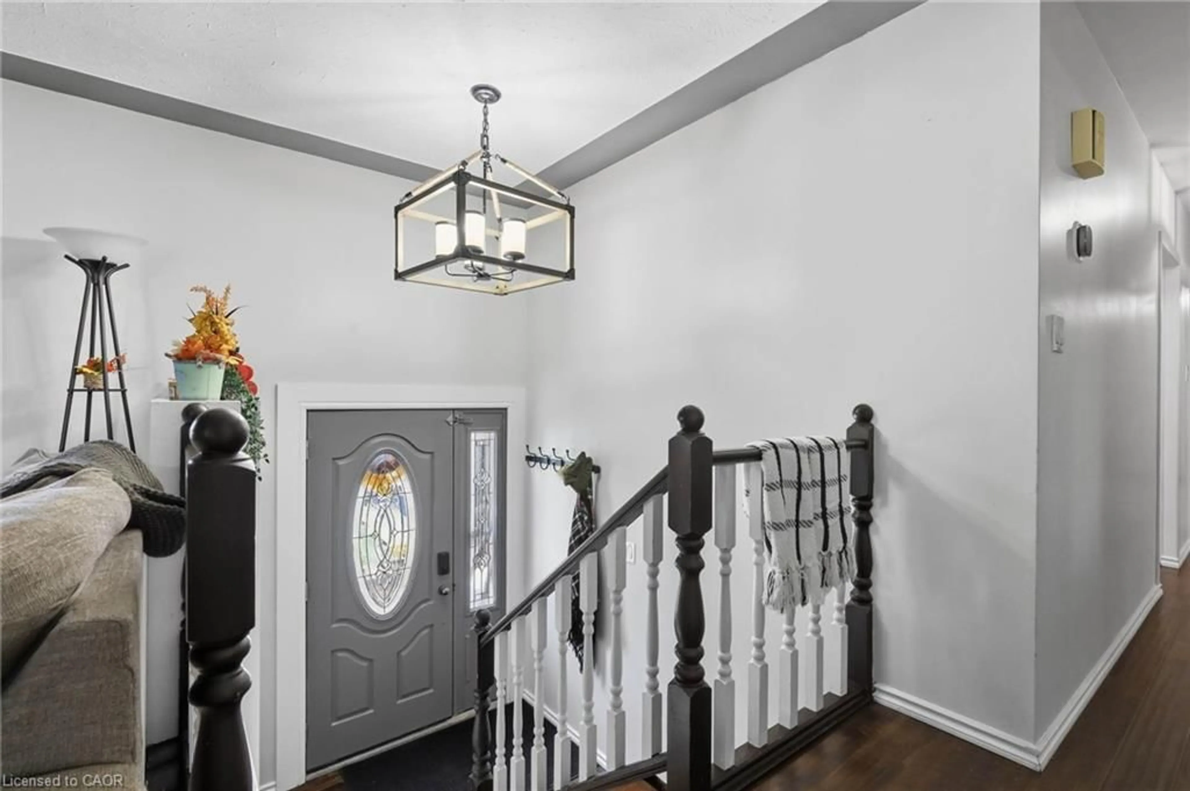 Indoor foyer for 120 Caverly Rd, Aylmer Ontario N5H 2P4