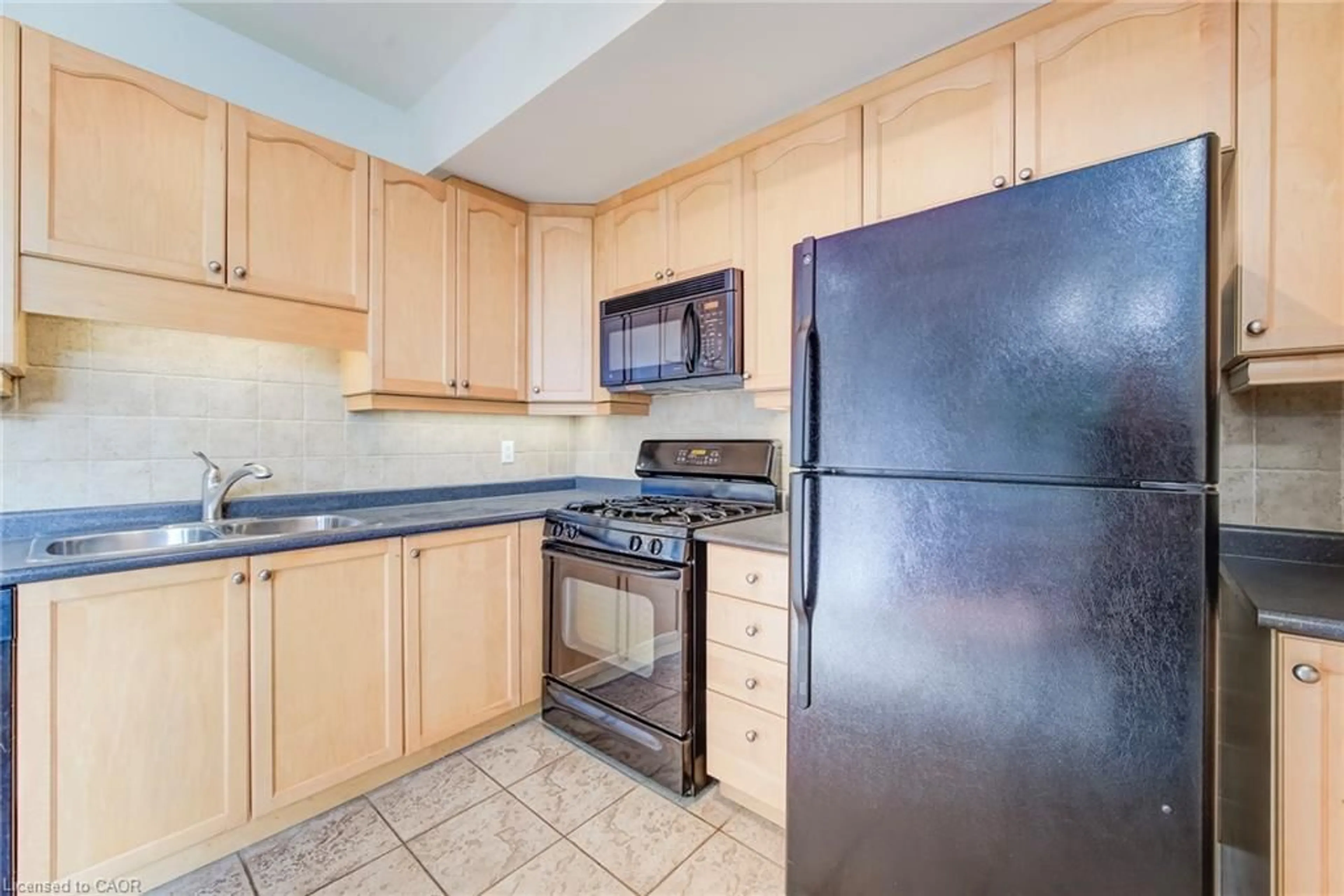 Standard kitchen, unknown for 555 King St #102, Kitchener Ontario N2G 2L9