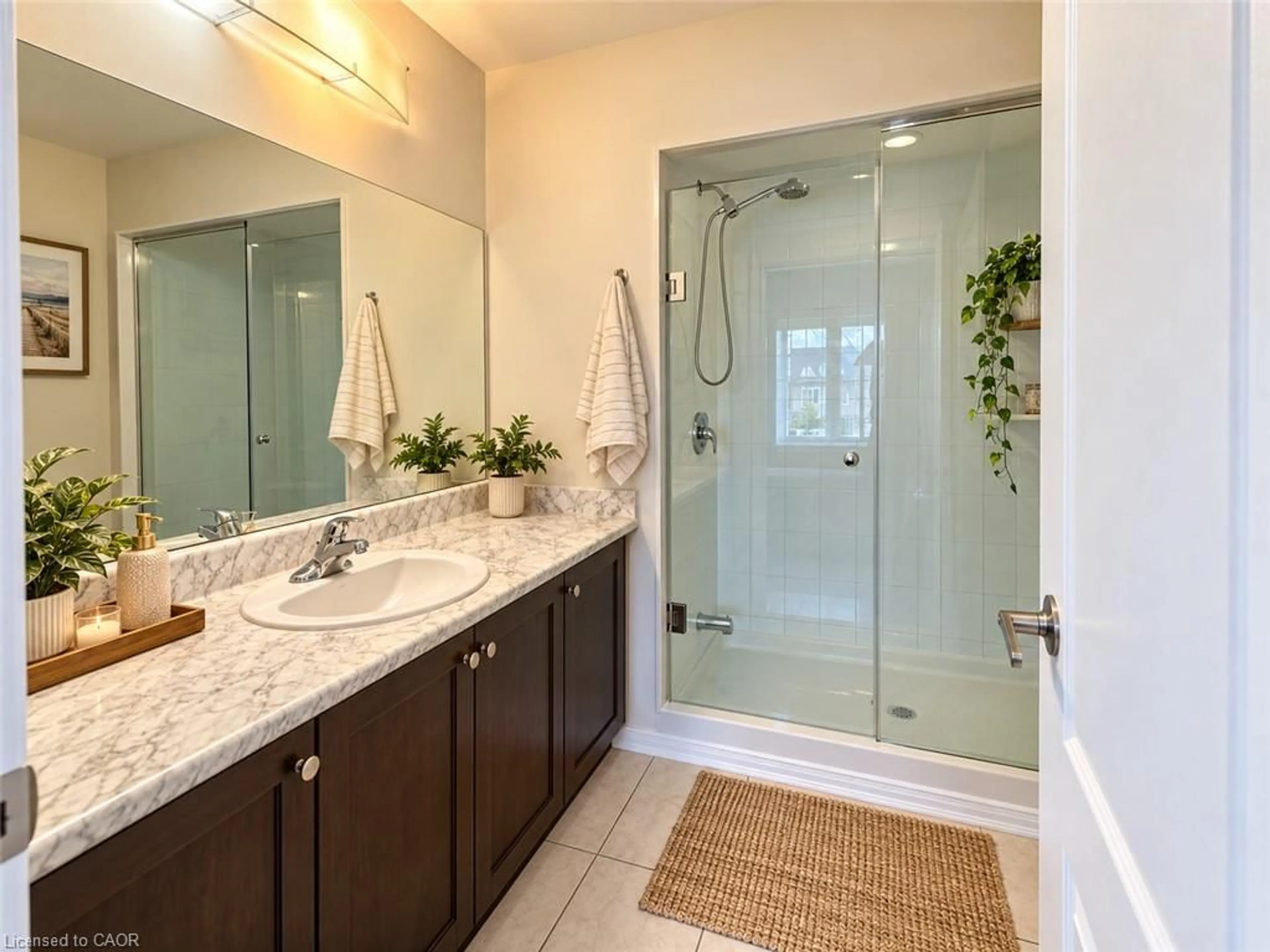 Contemporary bathroom, ceramic/tile floor for 25 Sumac Dr, Caledonia Ontario N3W 0C2