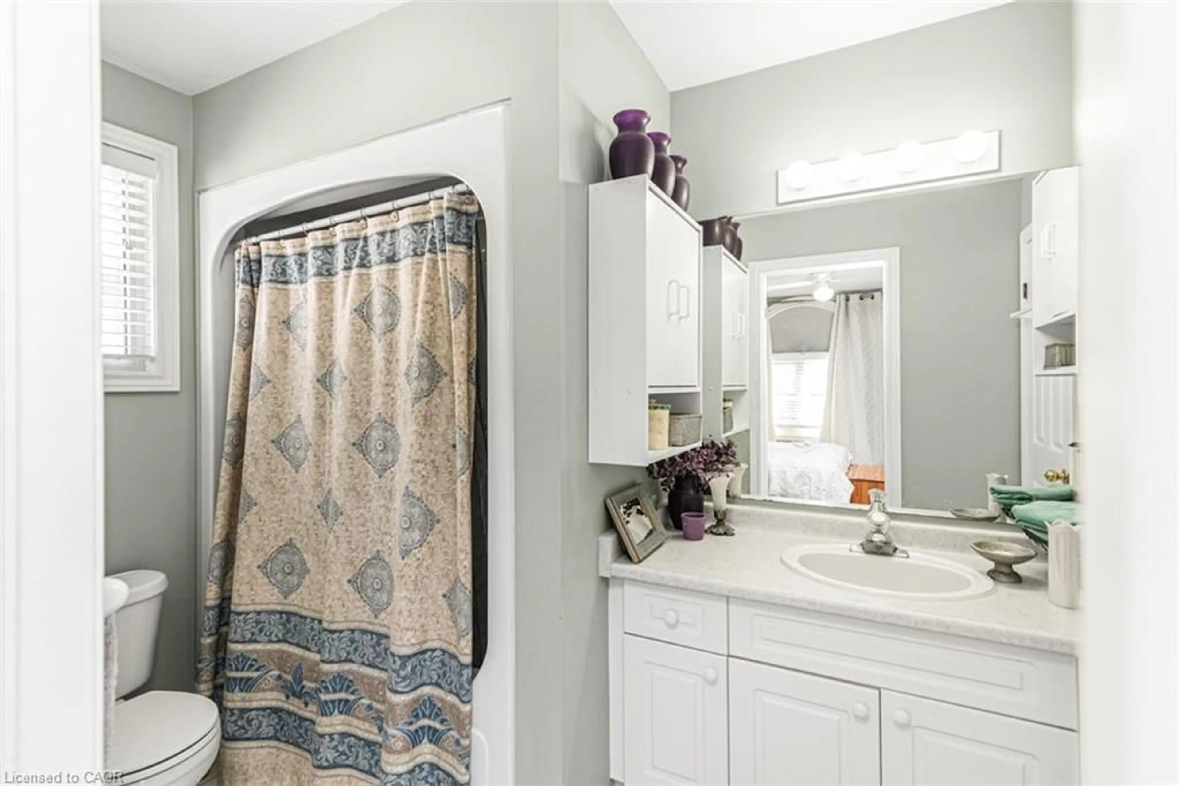 Standard bathroom, ceramic/tile floor for 10 Richview Dr, Hamilton Ontario L9B 2V5