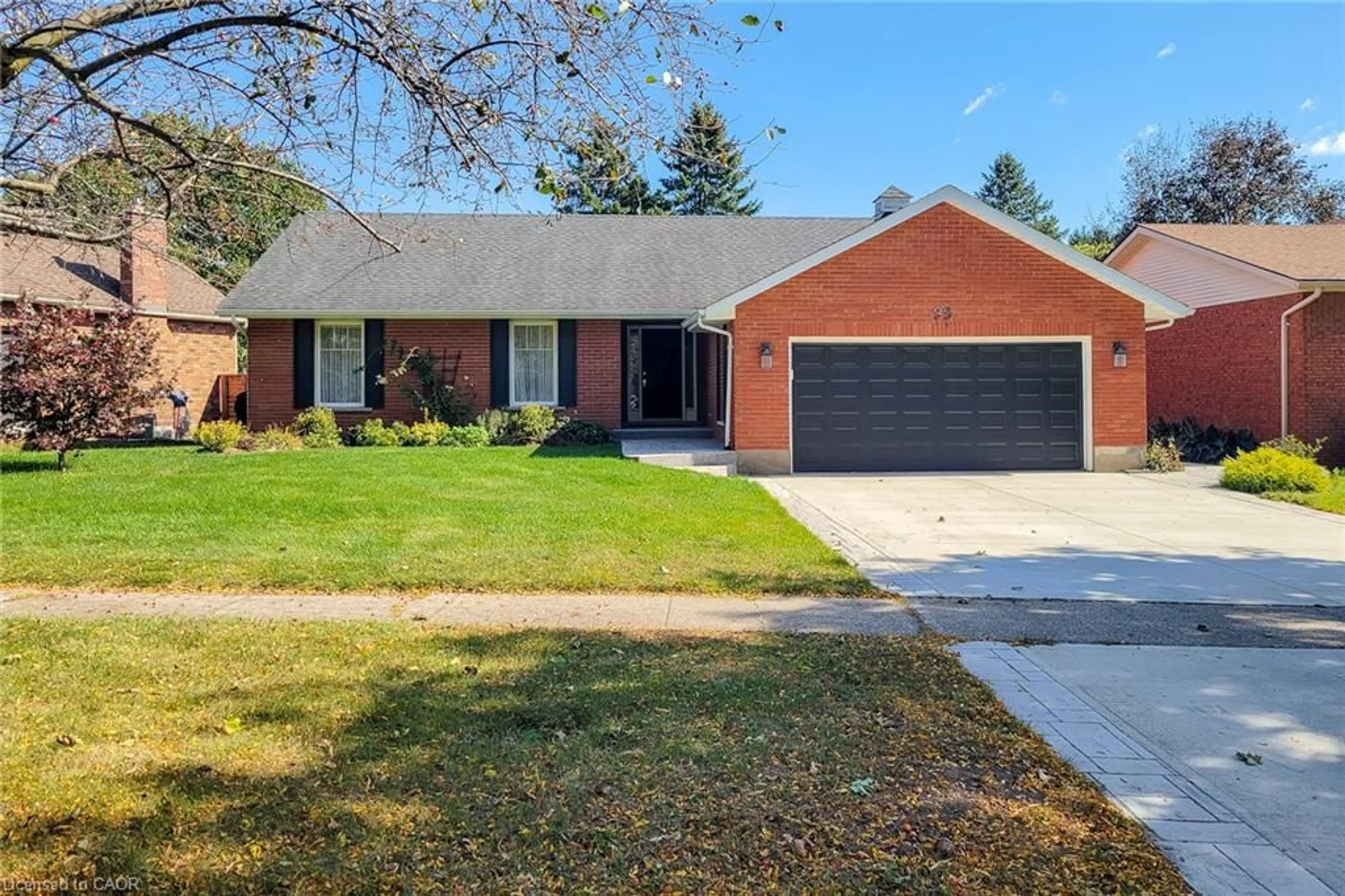 Home with brick exterior material, street for 33 Woodstream Blvd, Fonthill Ontario L0S 1E1