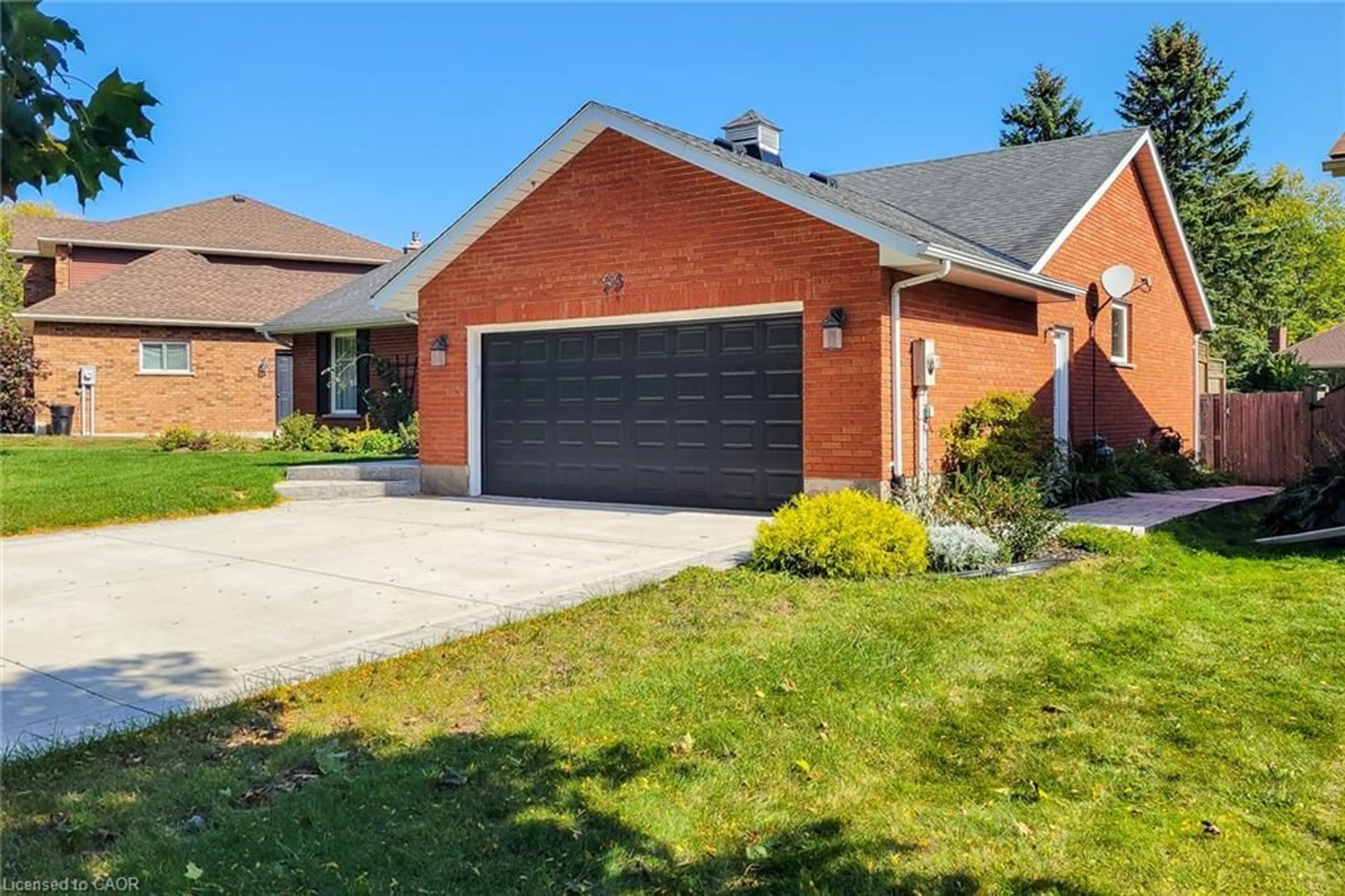 Home with brick exterior material, street for 33 Woodstream Blvd, Fonthill Ontario L0S 1E1