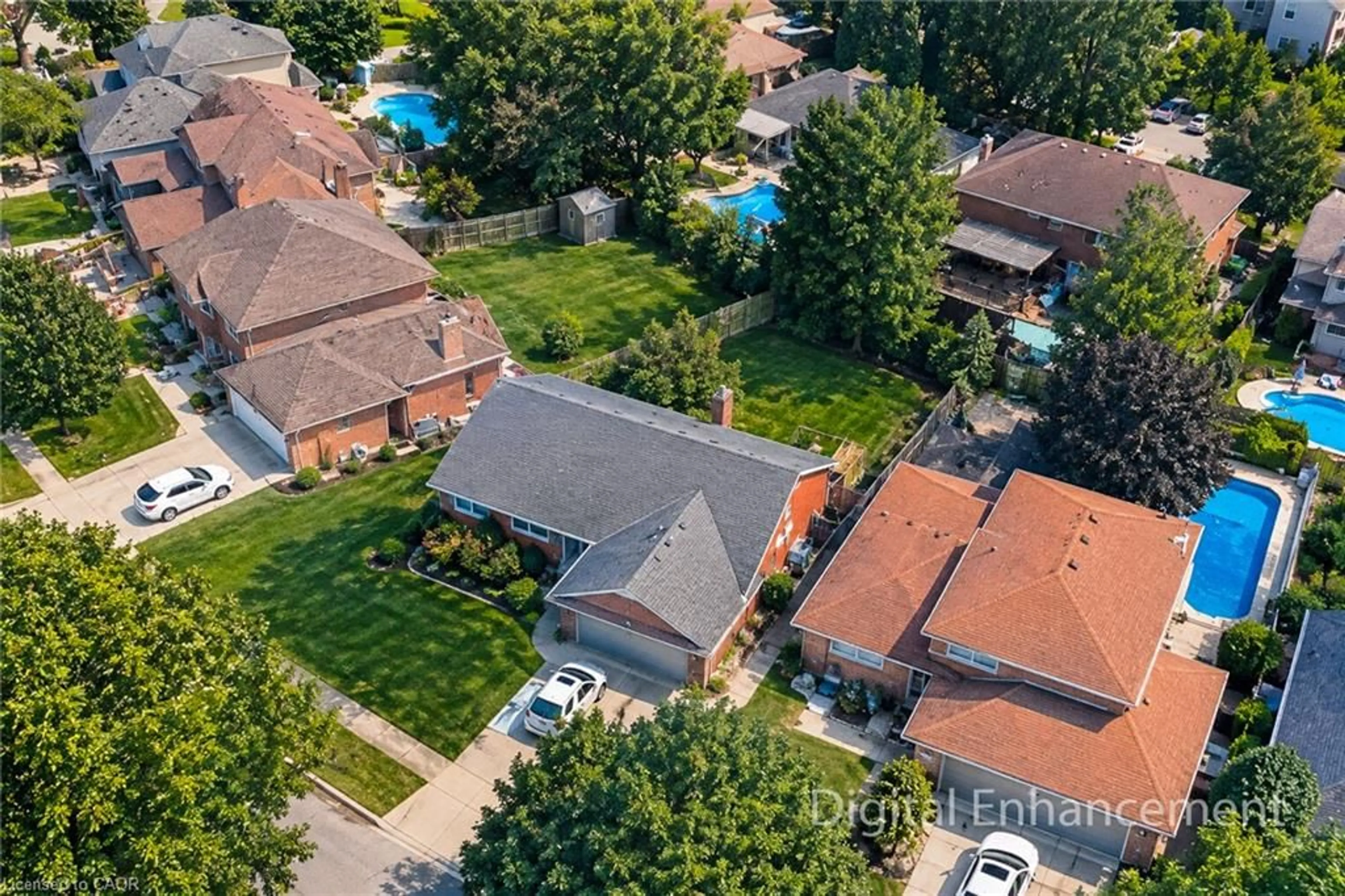 A pic from outside/outdoor area/front of a property/back of a property/a pic from drone, street for 33 Woodstream Blvd, Fonthill Ontario L0S 1E1