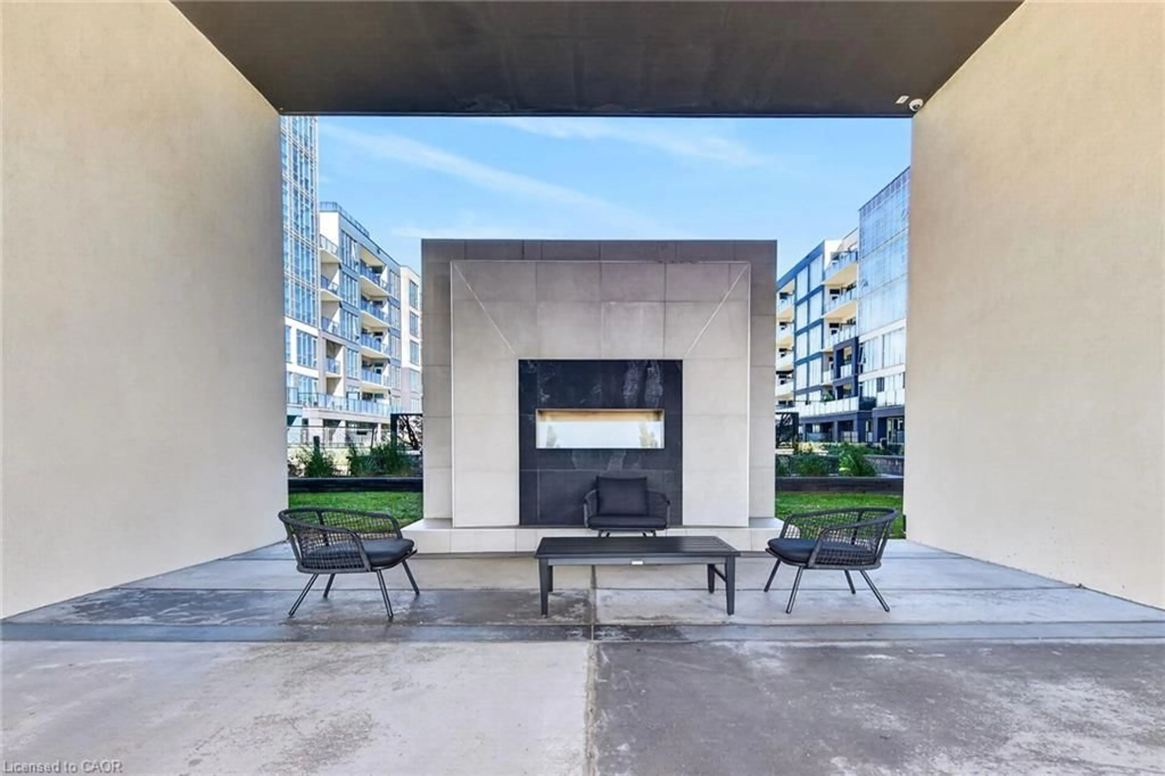 Patio, street for 16 Concord Pl #PH613, Grimsby Ontario L3M 0J1