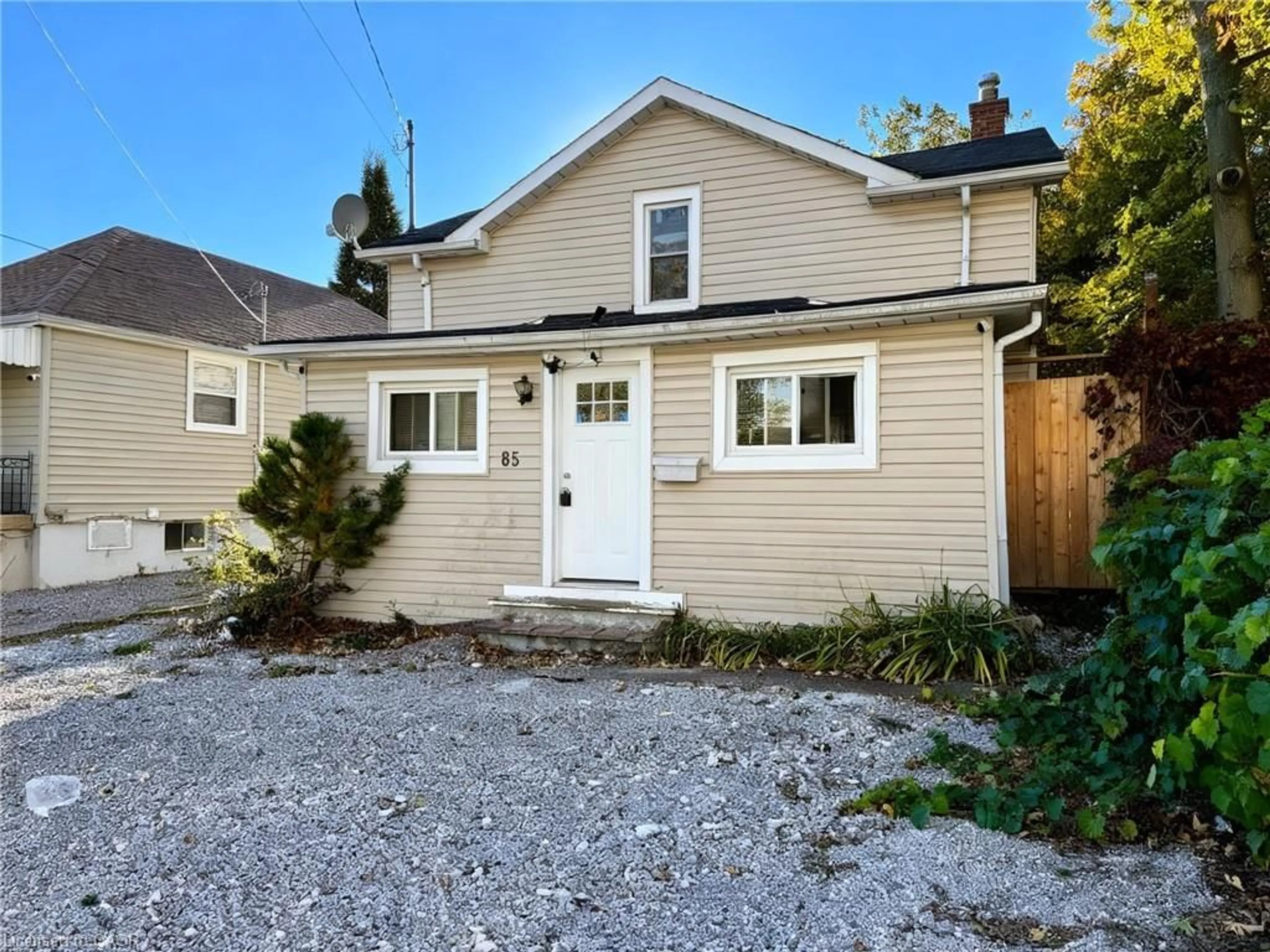 Home with vinyl exterior material, street for 65 Queen St, Thorold Ontario L2V 2R2