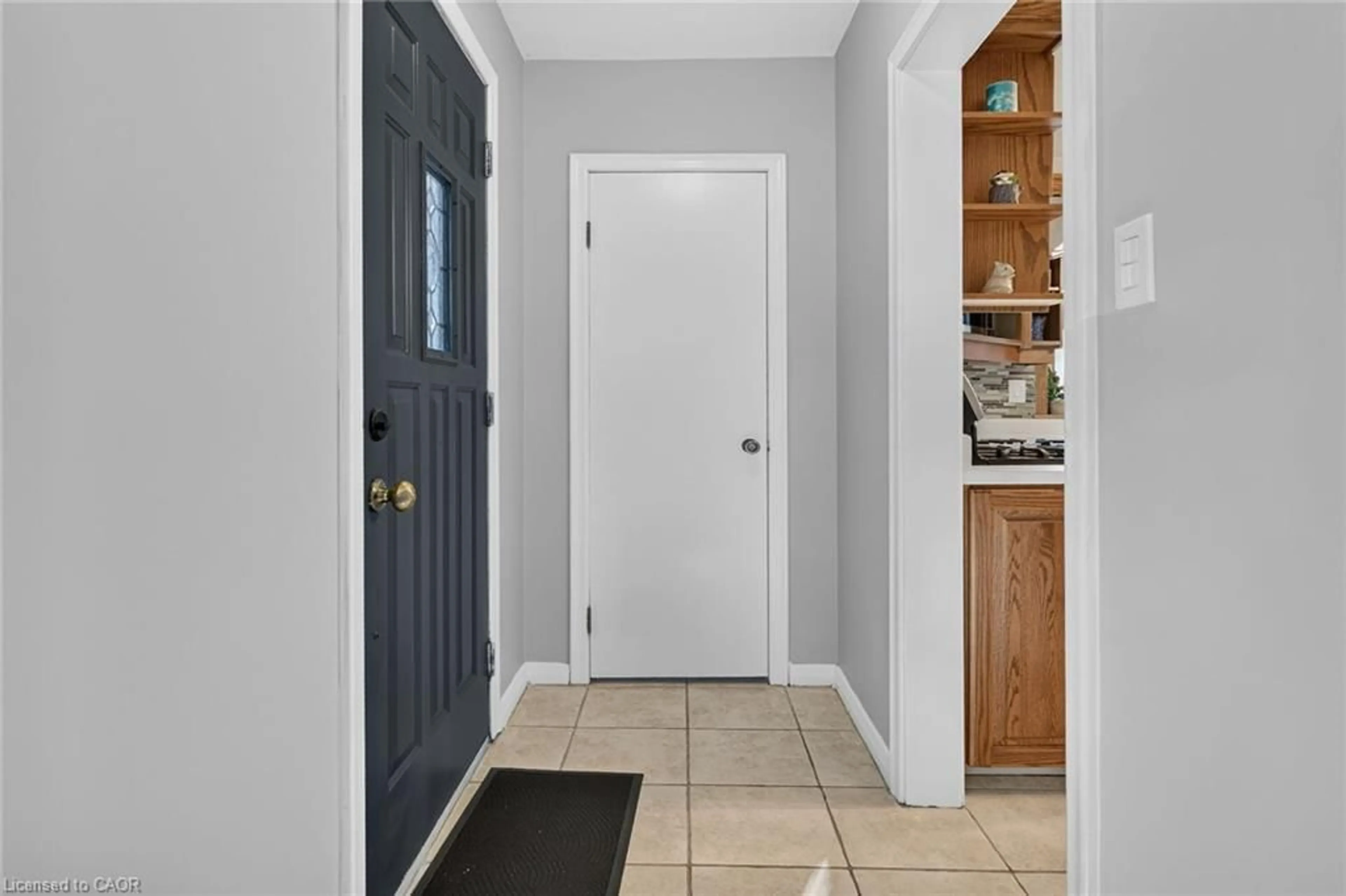 Indoor entryway for 19 Welbourn Dr, Hamilton Ontario L9A 3N1