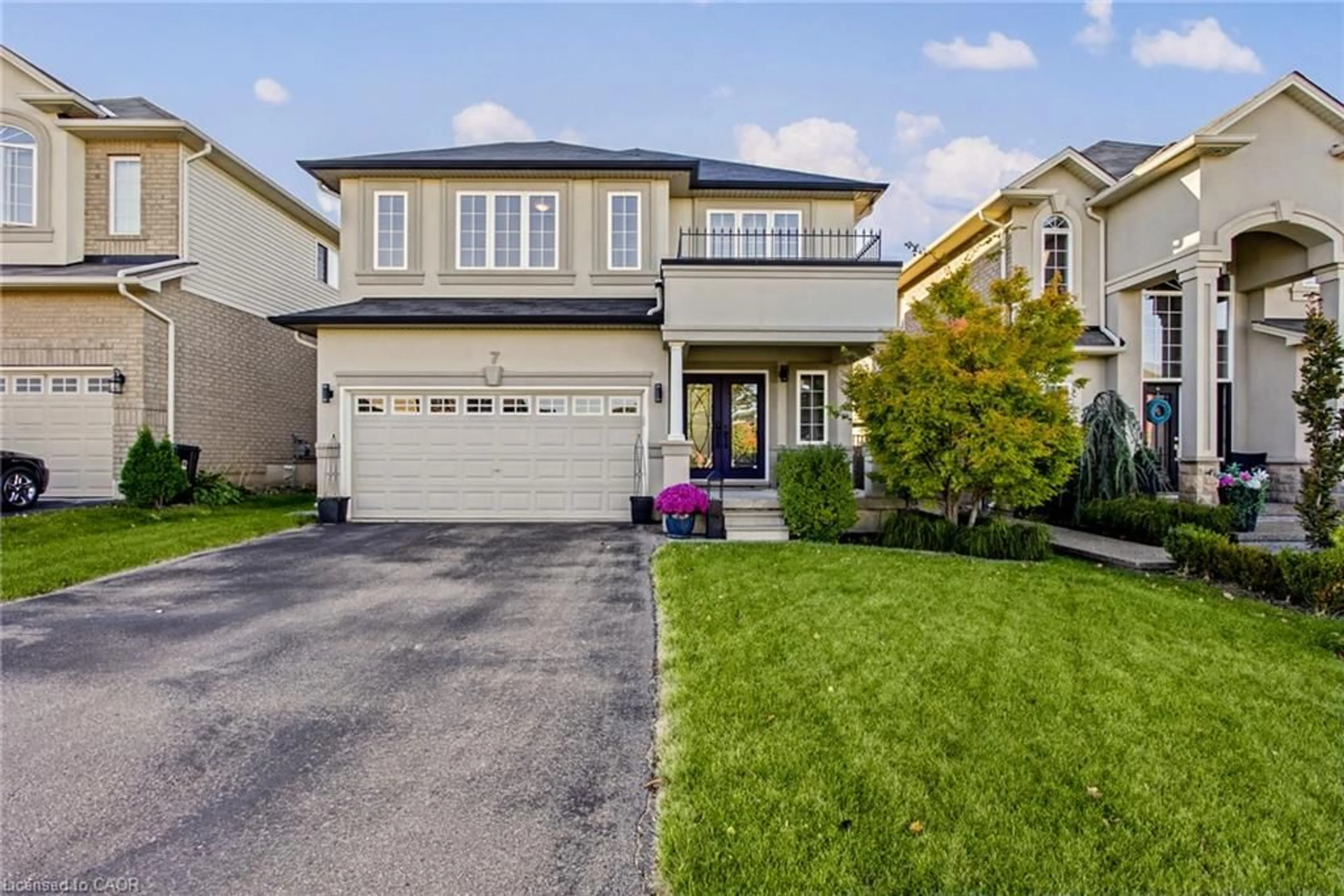 Home with vinyl exterior material, street for 7 Lampman Dr, Grimsby Ontario L3M 0E3