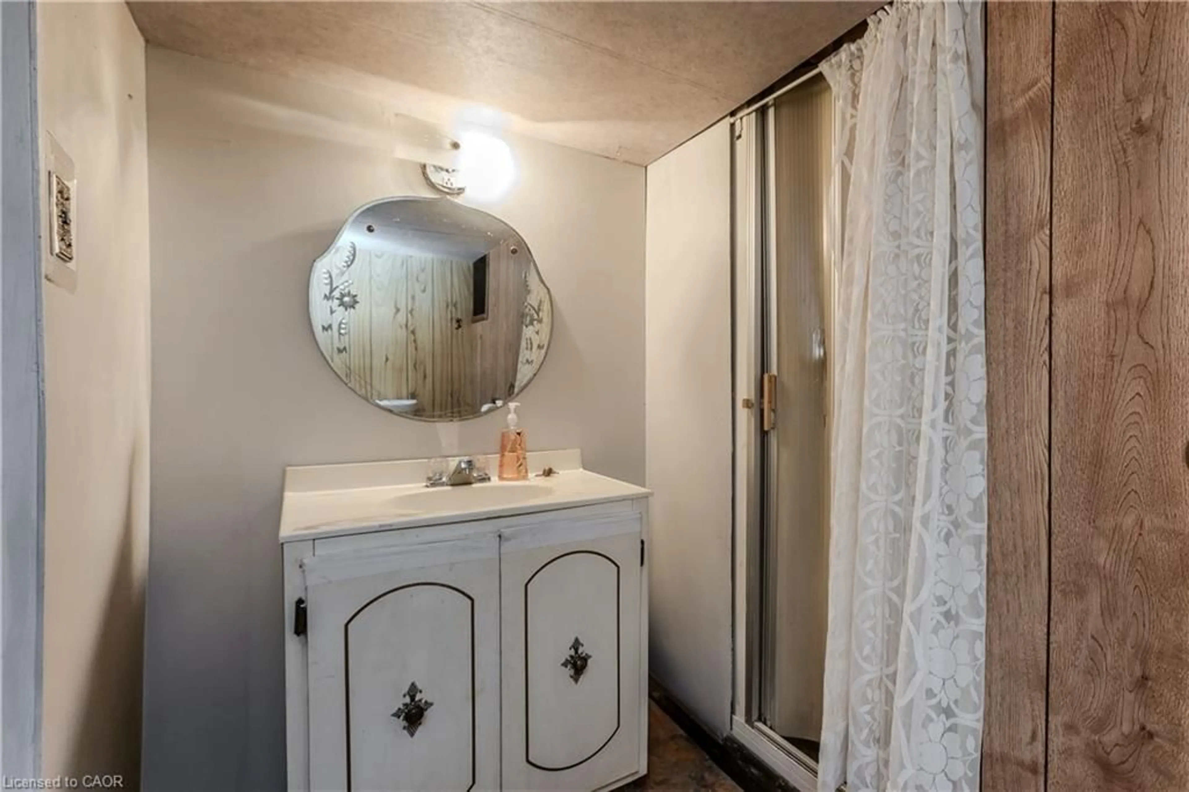 Standard bathroom, ceramic/tile floor for 2104 Emerald Cres, Burlington Ontario L7R 1N3