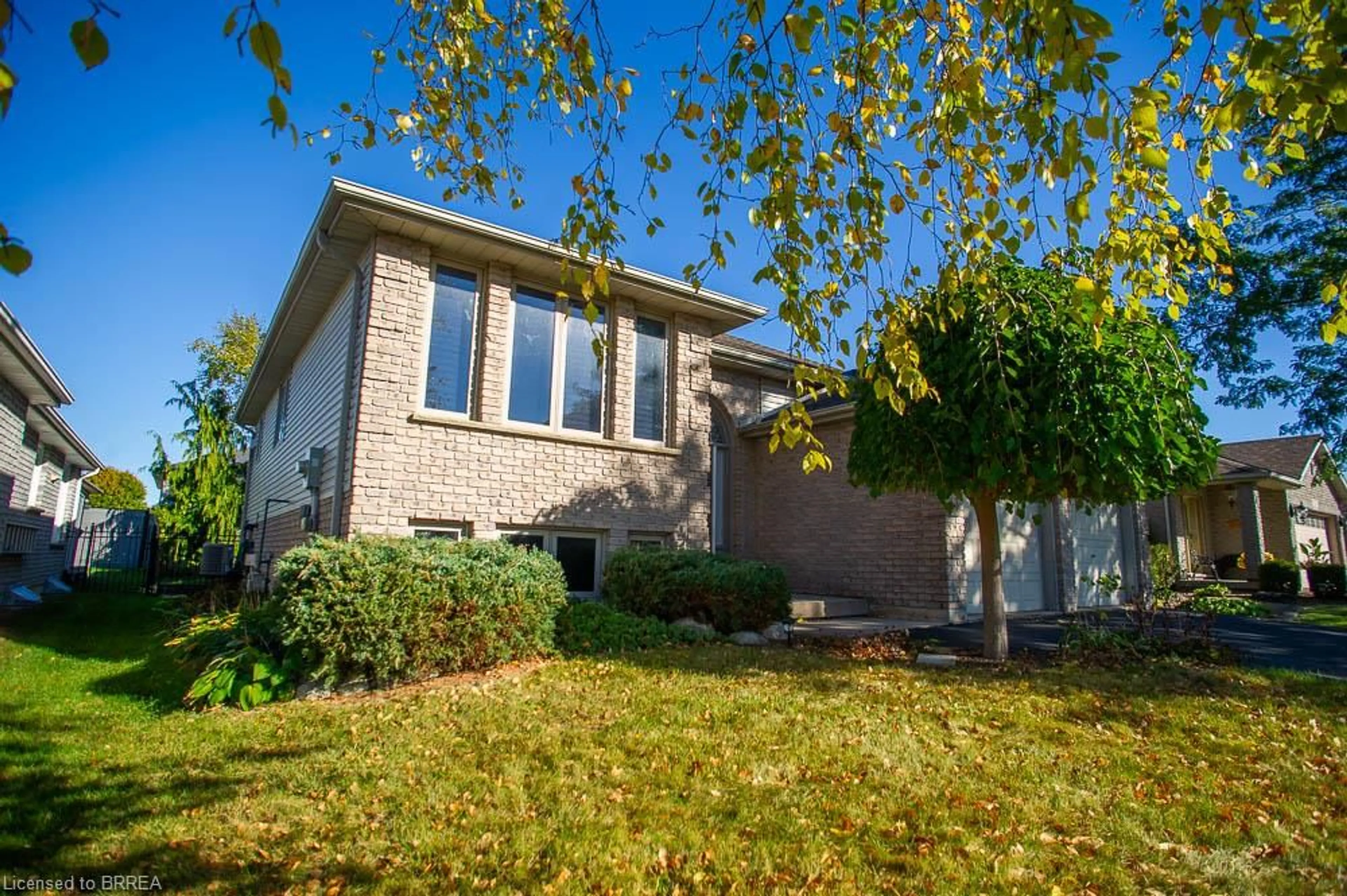 Home with vinyl exterior material, street for 16 Bradbury Cres, Paris Ontario N3L 4E1