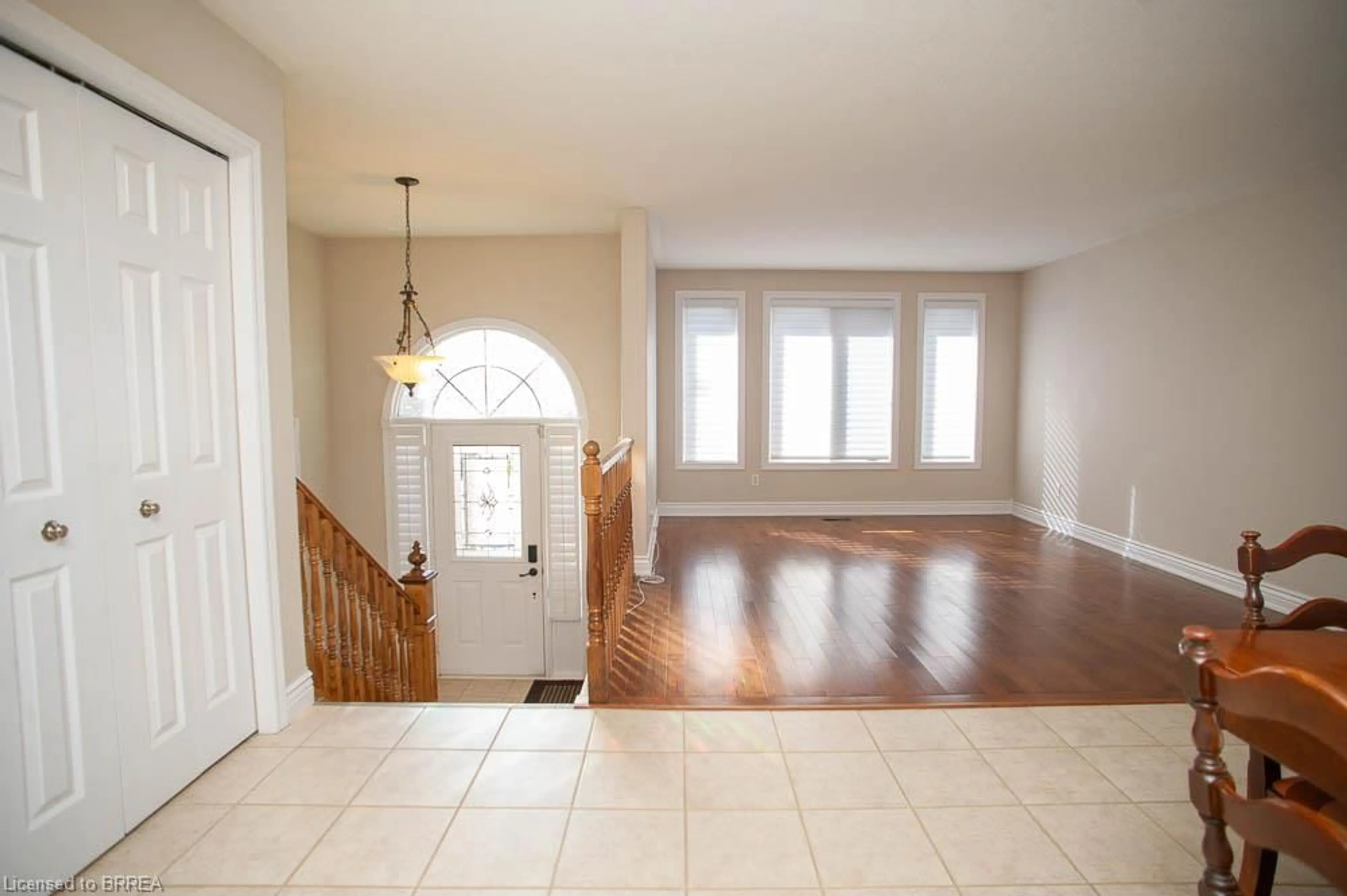 Indoor entryway for 16 Bradbury Cres, Paris Ontario N3L 4E1