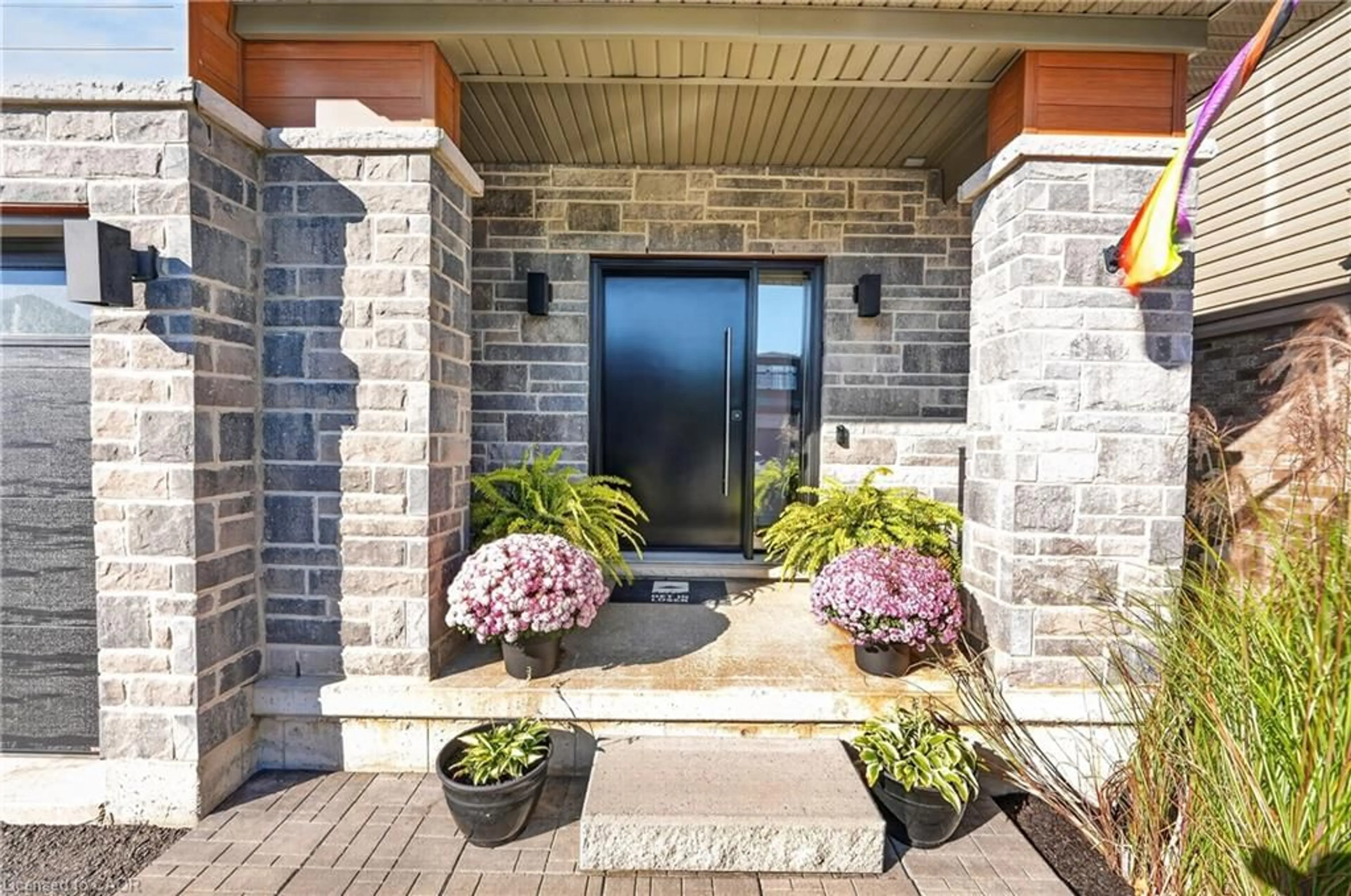 Indoor entryway for 4069 Brock St, Beamsville Ontario L3J 0S8