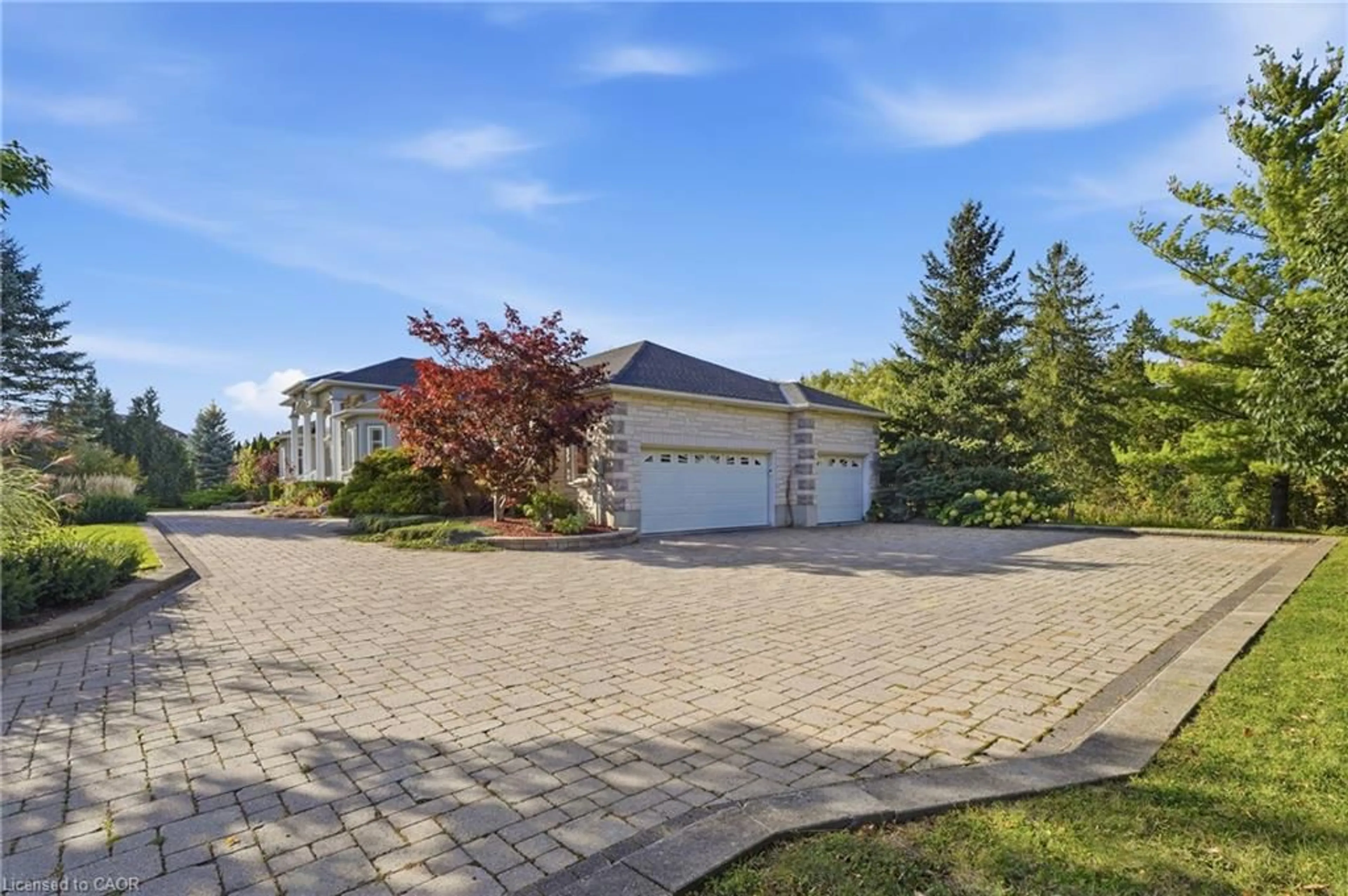 A pic from outside/outdoor area/front of a property/back of a property/a pic from drone, street for 1194 Hunt Club Rd, Cambridge Ontario N3E 1A1