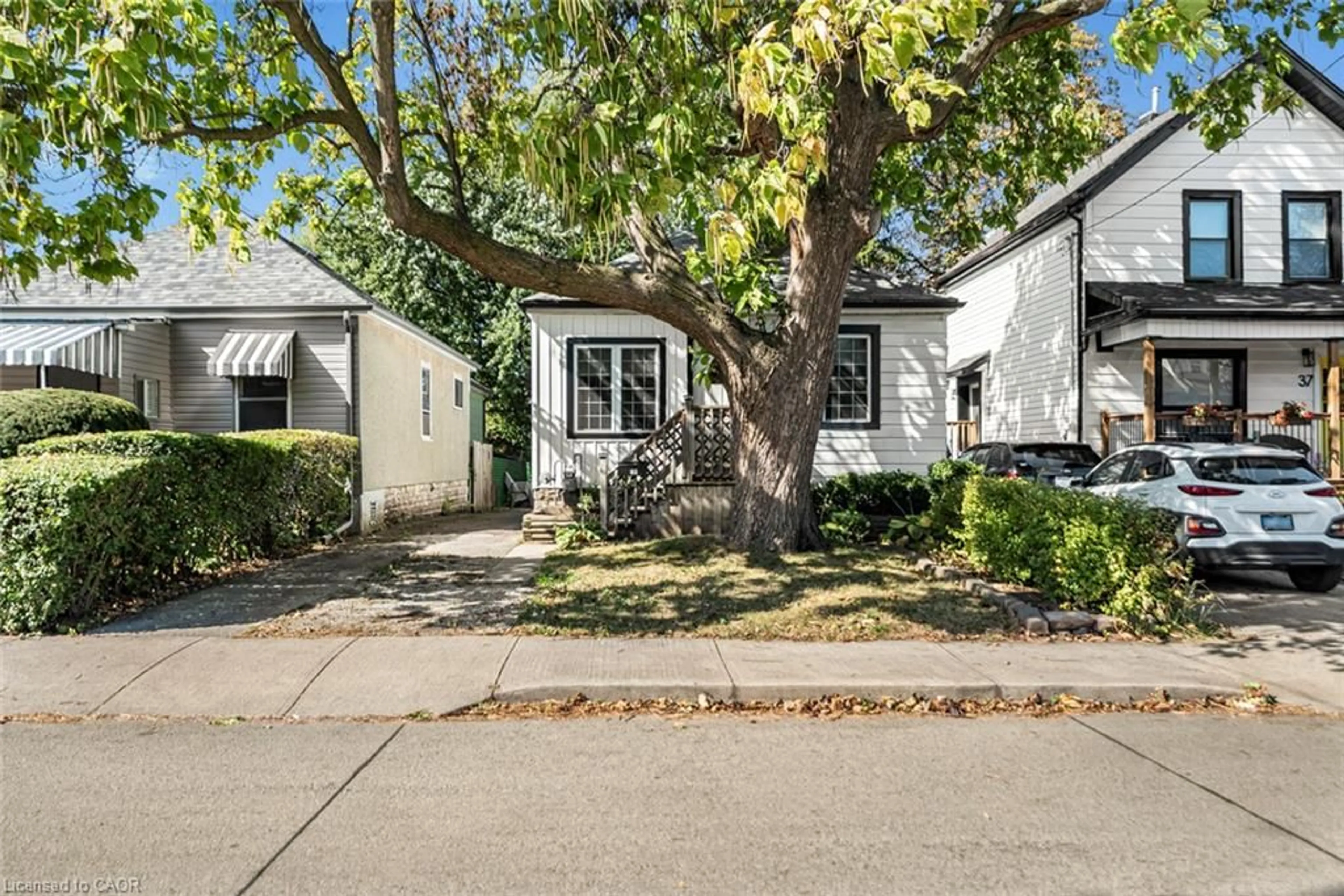 Home with vinyl exterior material, street for 29 Wexford Ave, Hamilton Ontario L8H 4M2