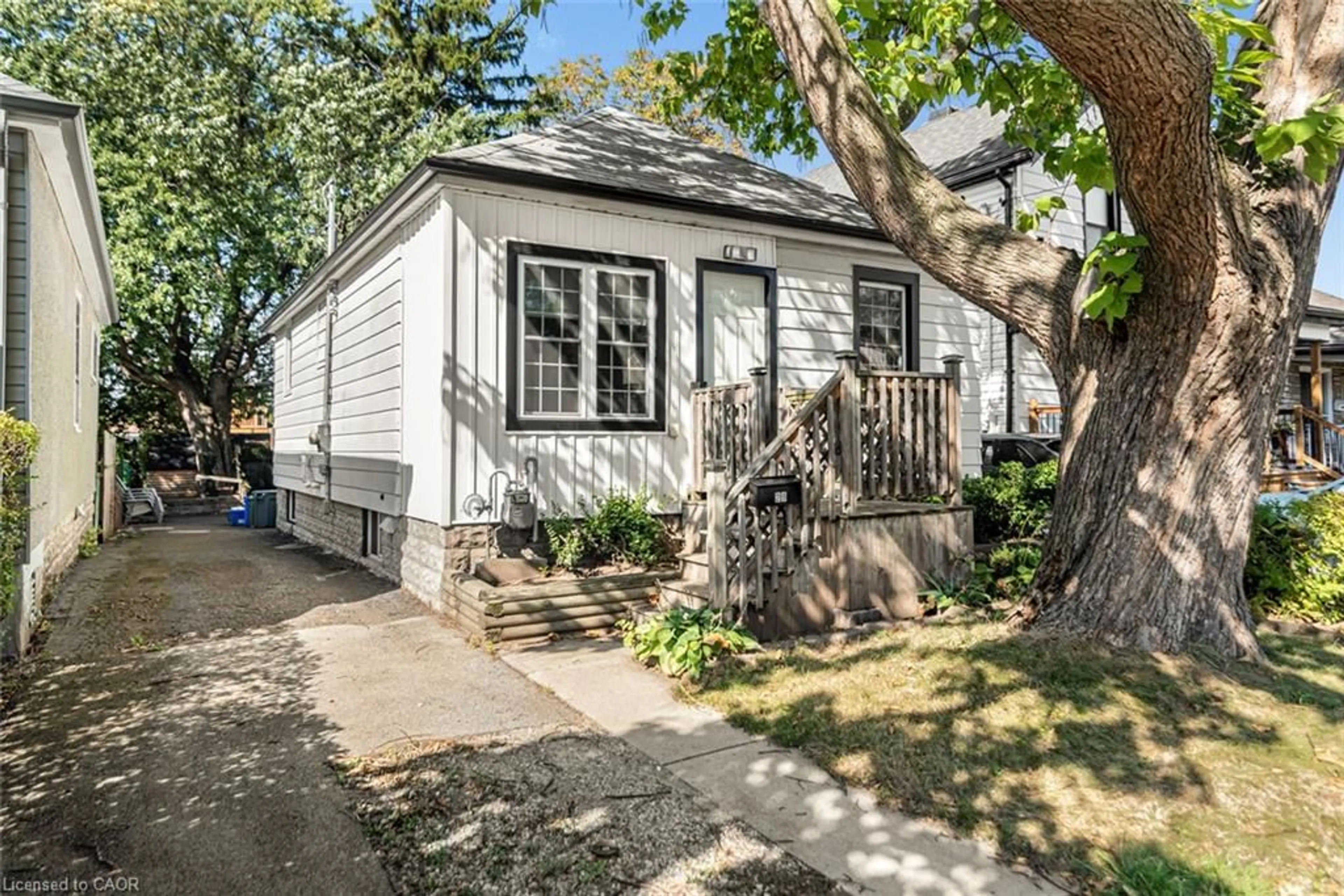 Home with vinyl exterior material, street for 29 Wexford Ave, Hamilton Ontario L8H 4M2