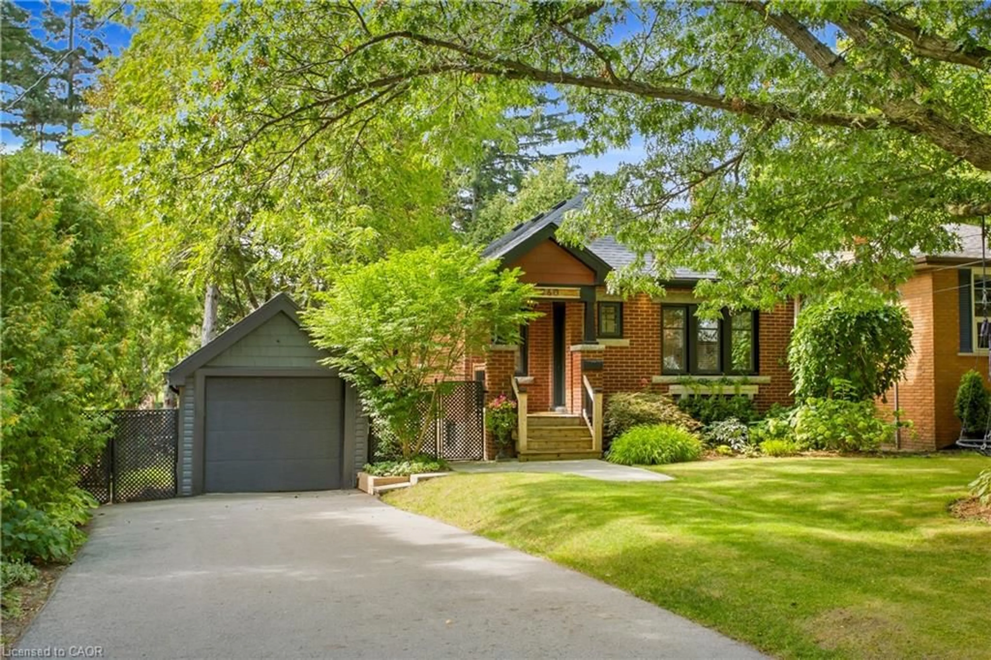 Home with brick exterior material, street for 960 Shadeland Ave, Burlington Ontario L7T 2M1