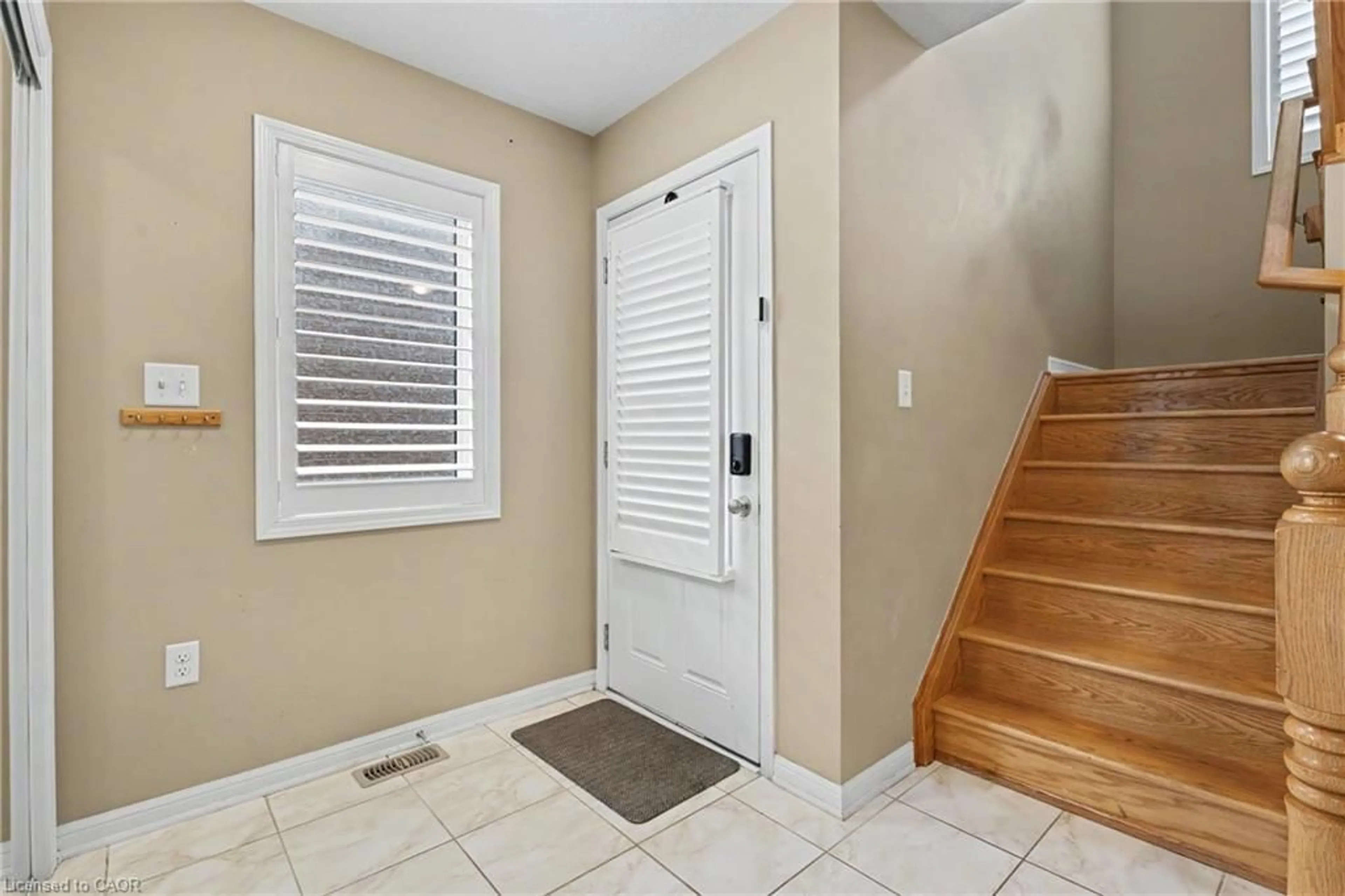 Indoor entryway for 418 Kitty Murray Lane, Ancaster Ontario L9K 0E2