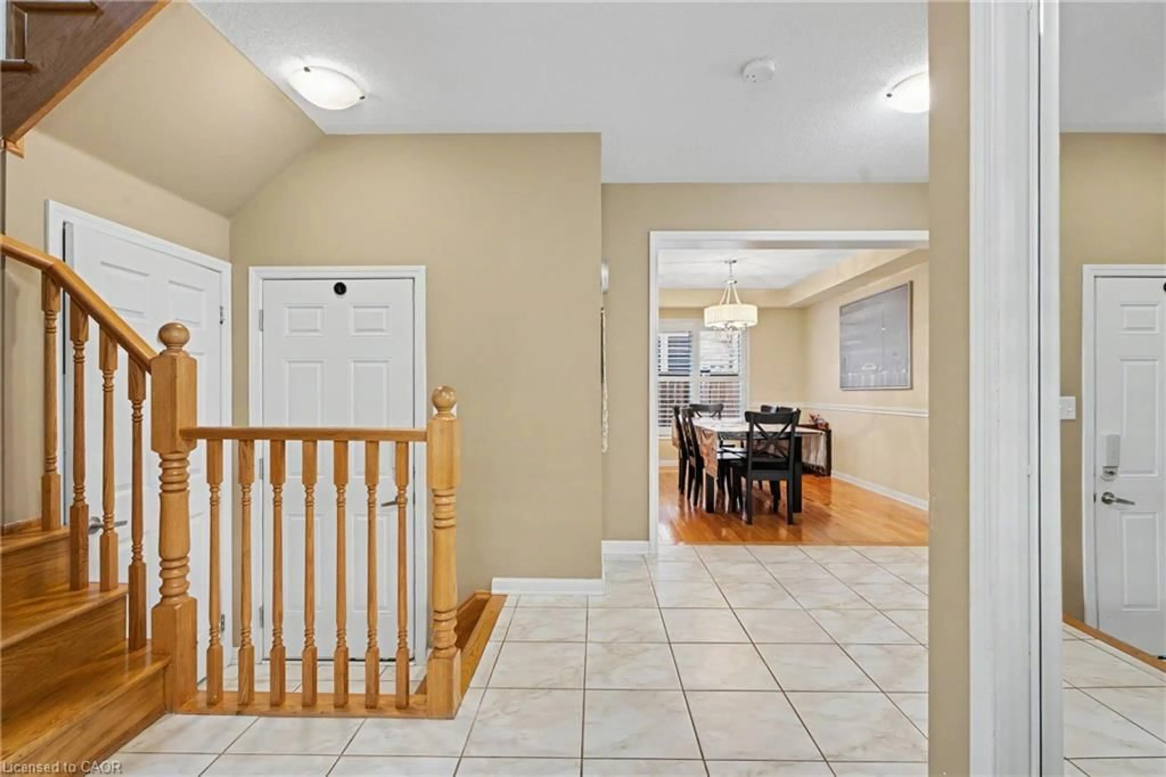 Indoor foyer for 418 Kitty Murray Lane, Ancaster Ontario L9K 0E2
