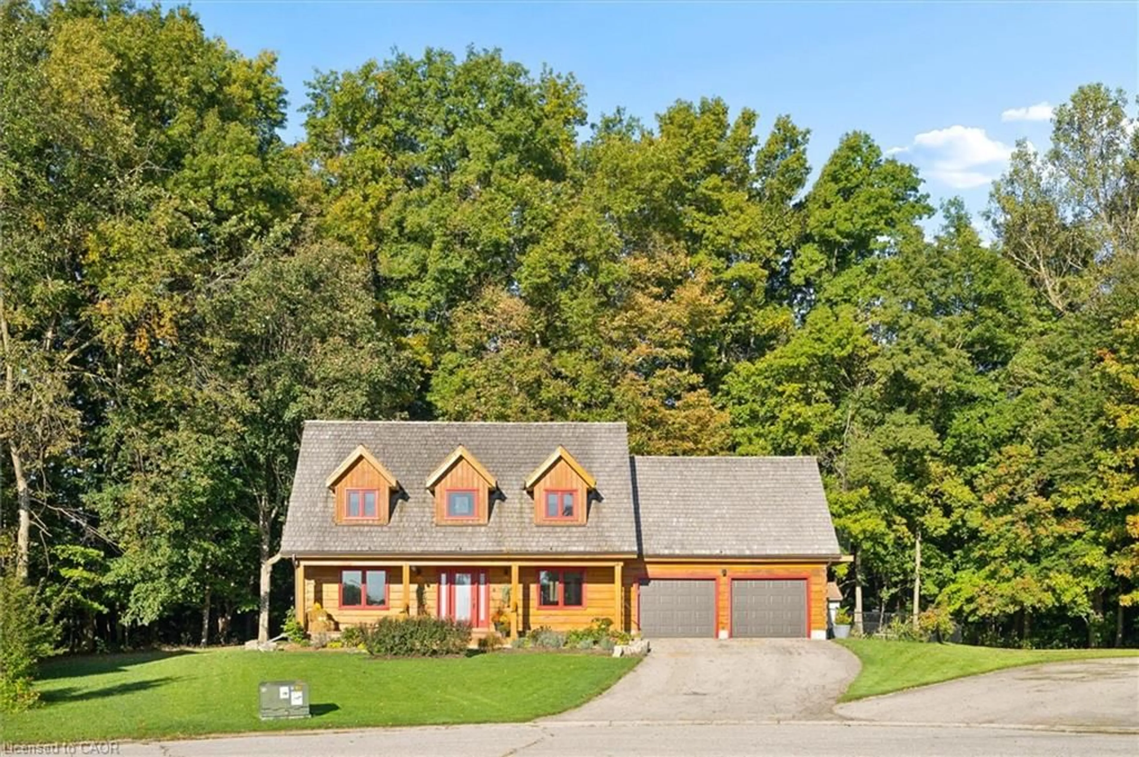 A pic from outside/outdoor area/front of a property/back of a property/a pic from drone, street for 61 Spring St, Norwich Ontario N0J 1P0