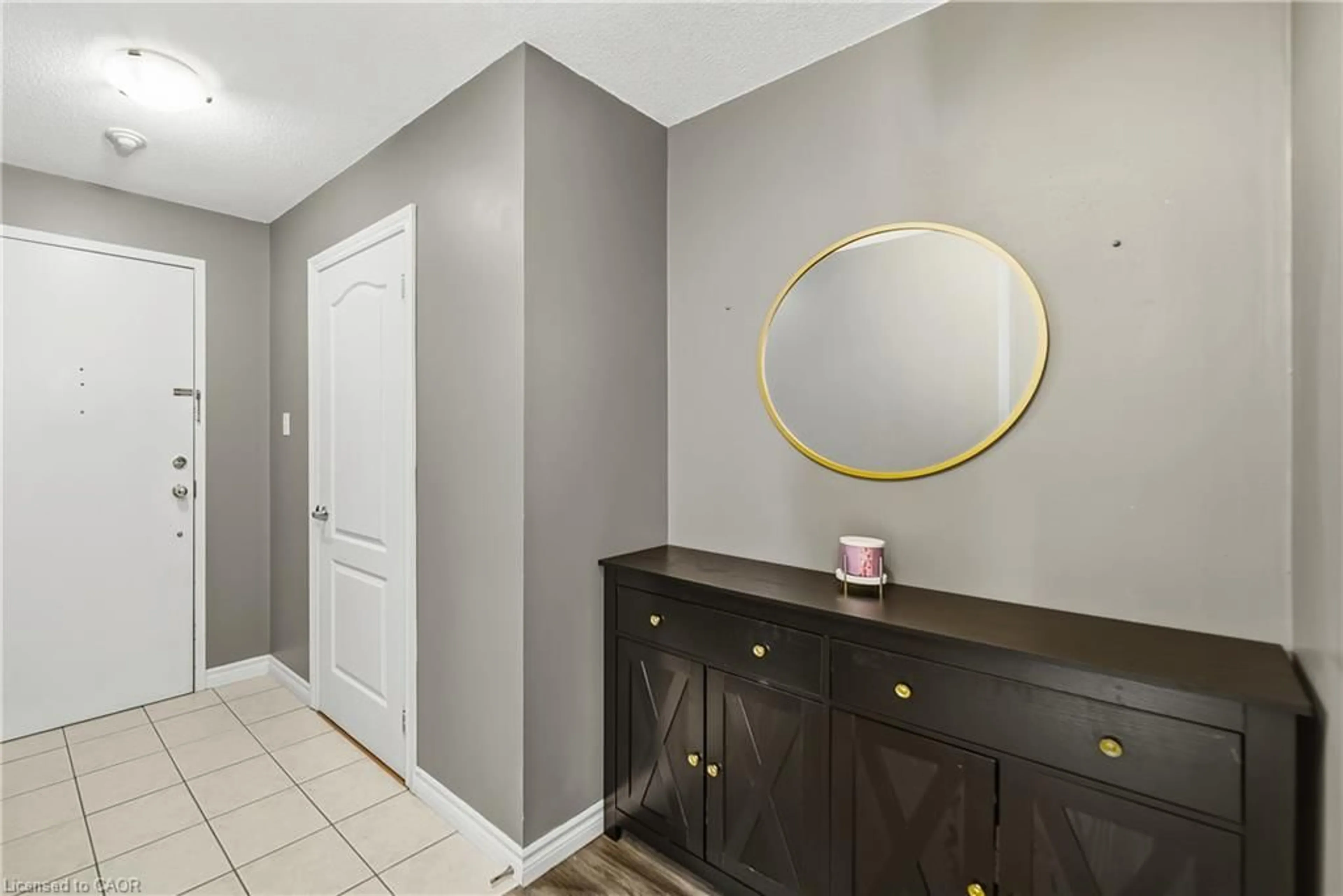 Indoor entryway for 135 James St #701, Hamilton Ontario L8P 2Z6