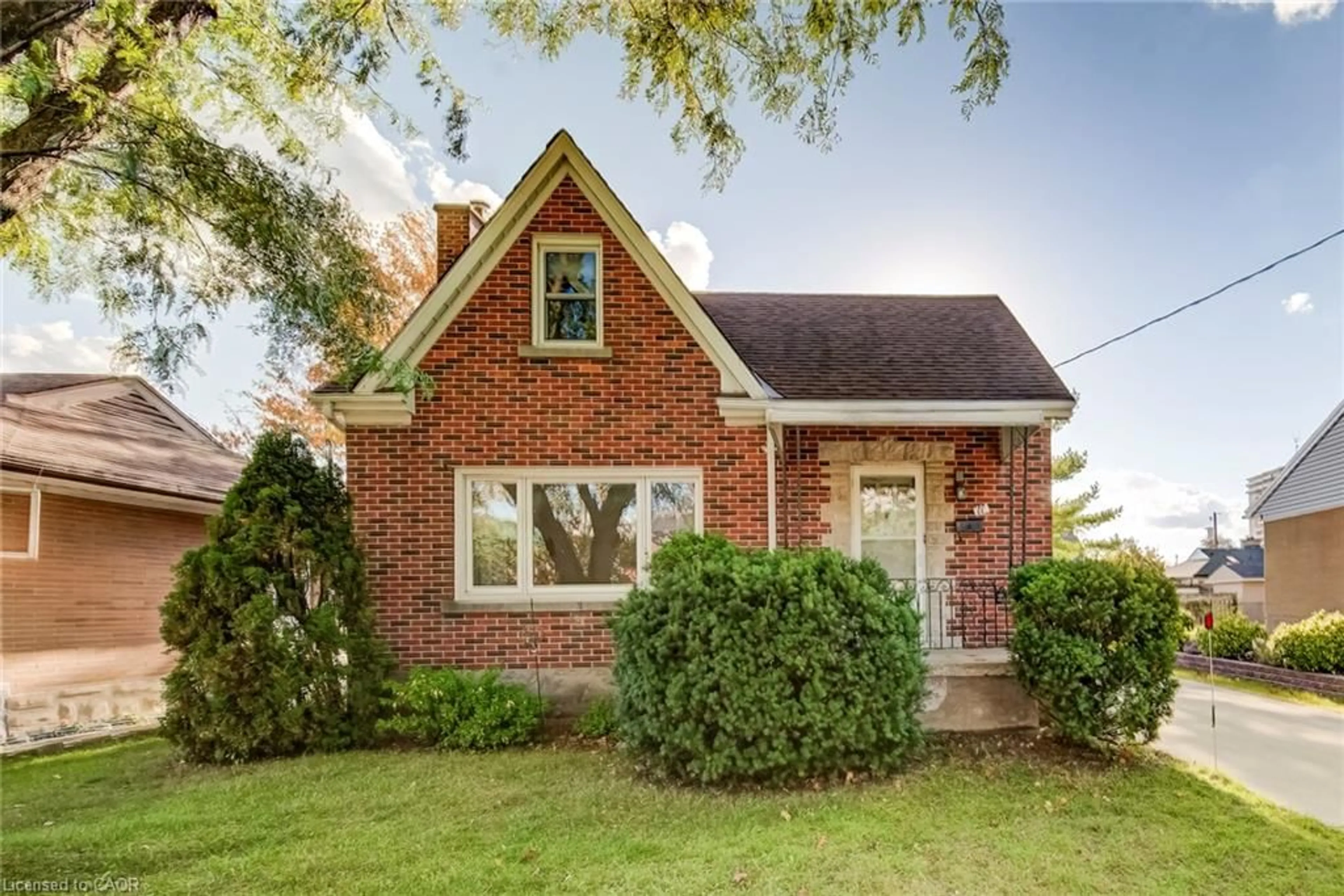 Home with brick exterior material, street for 11 Crestwood Ave, Kitchener Ontario N2H 4K6