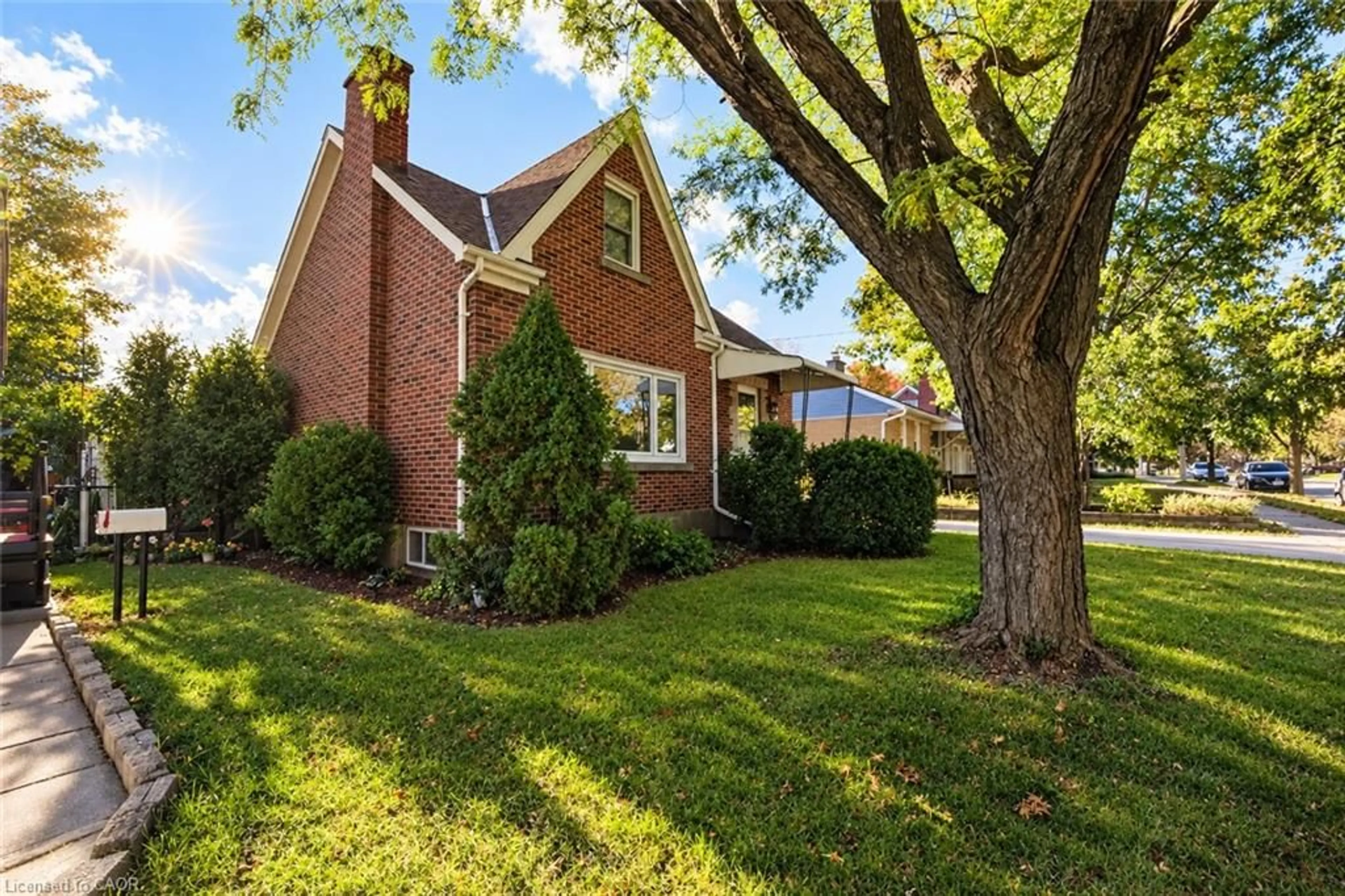 Home with brick exterior material, street for 11 Crestwood Ave, Kitchener Ontario N2H 4K6