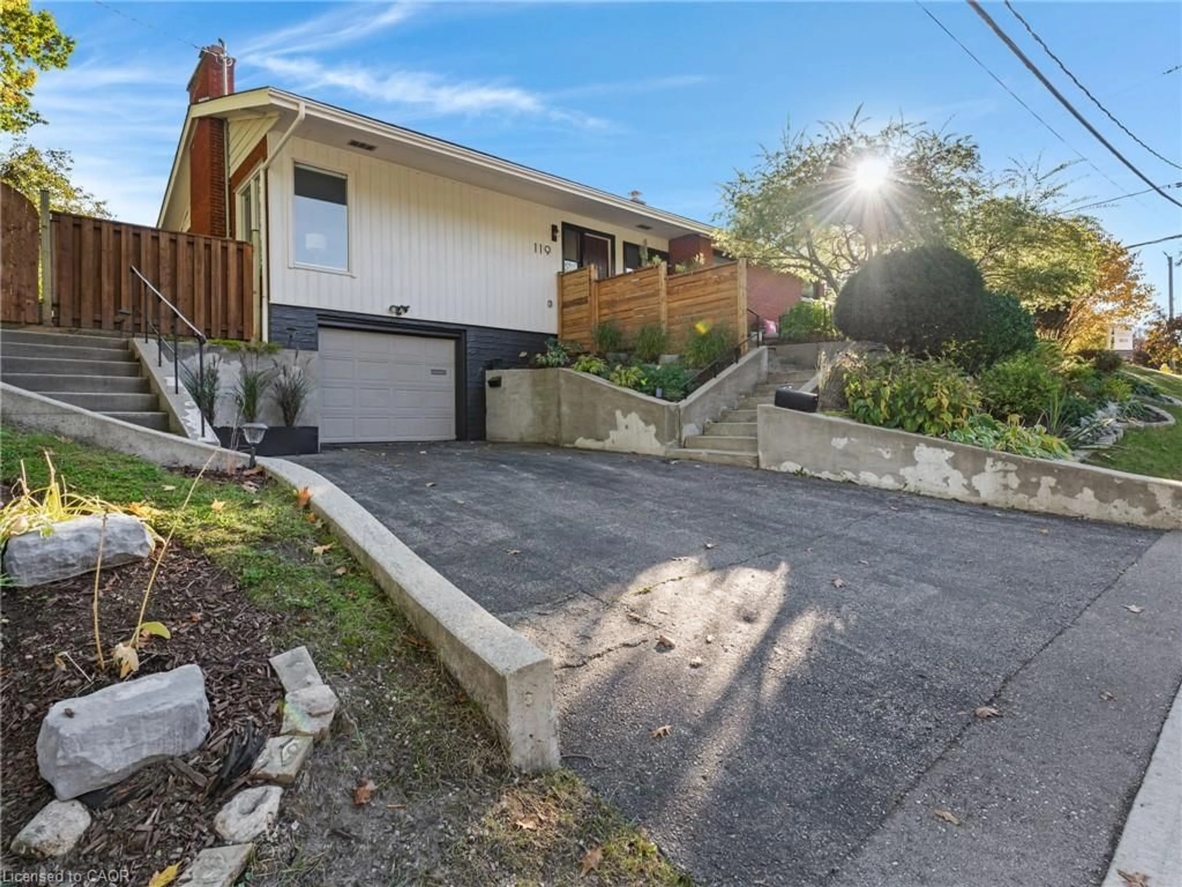 A pic from outside/outdoor area/front of a property/back of a property/a pic from drone, street for 119 Gladstone Ave, Cambridge Ontario N1S 1L4