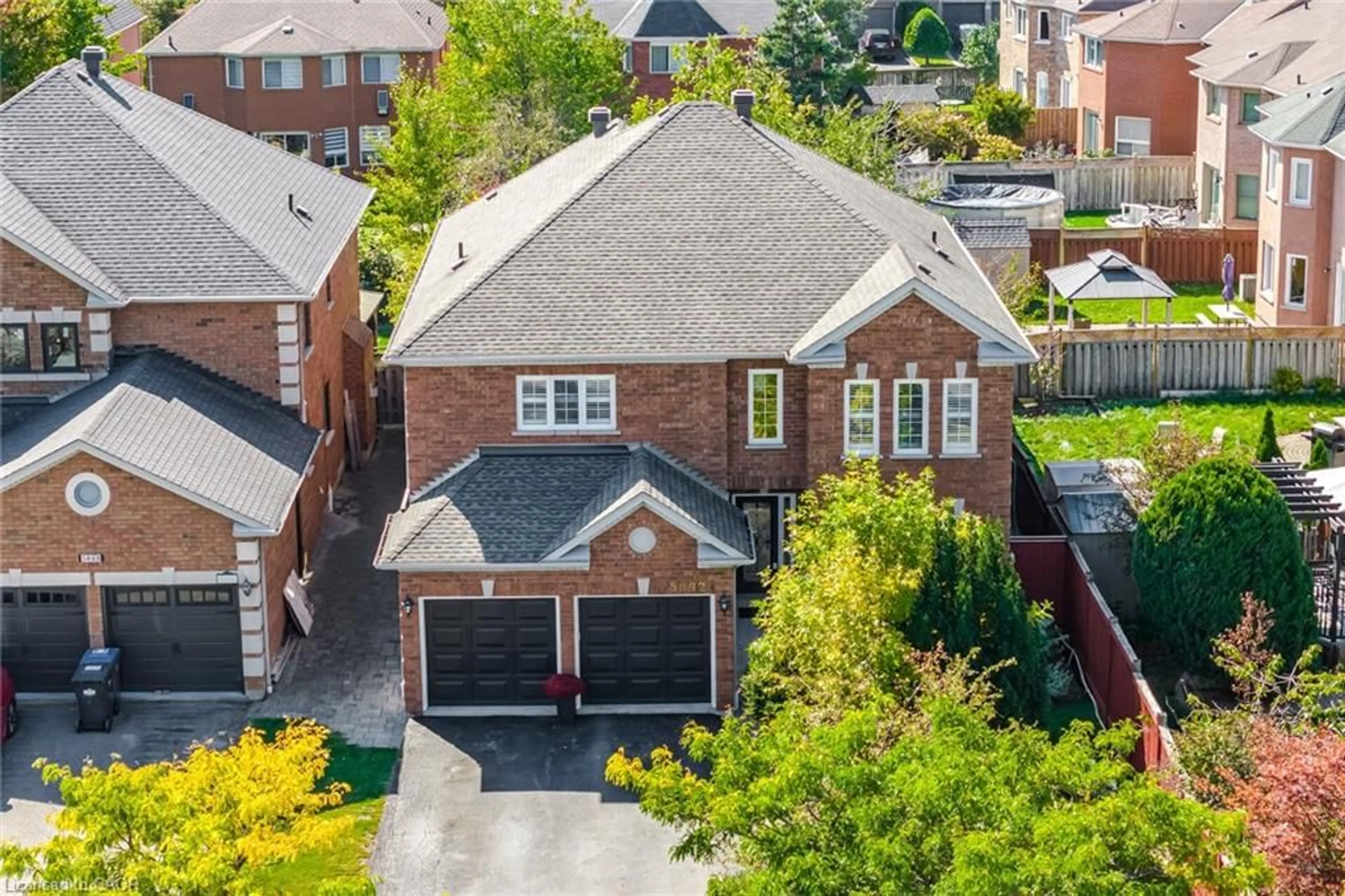 A pic from outside/outdoor area/front of a property/back of a property/a pic from drone, street for 5892 Glen Erin Dr, Mississauga Ontario L5M 5K4