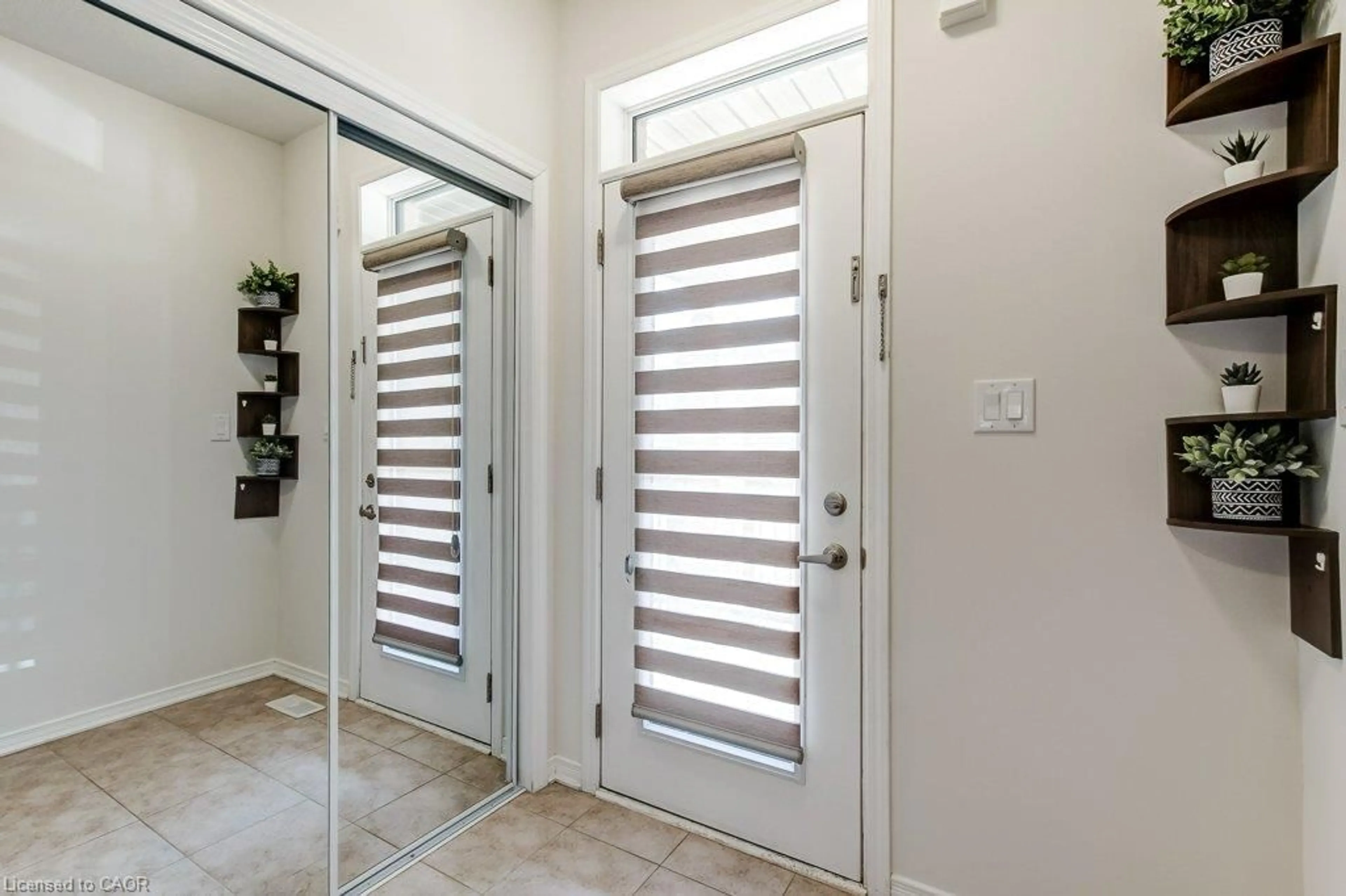 Indoor entryway for 80 Oaktree Dr, Caledonia Ontario N3W 0E8