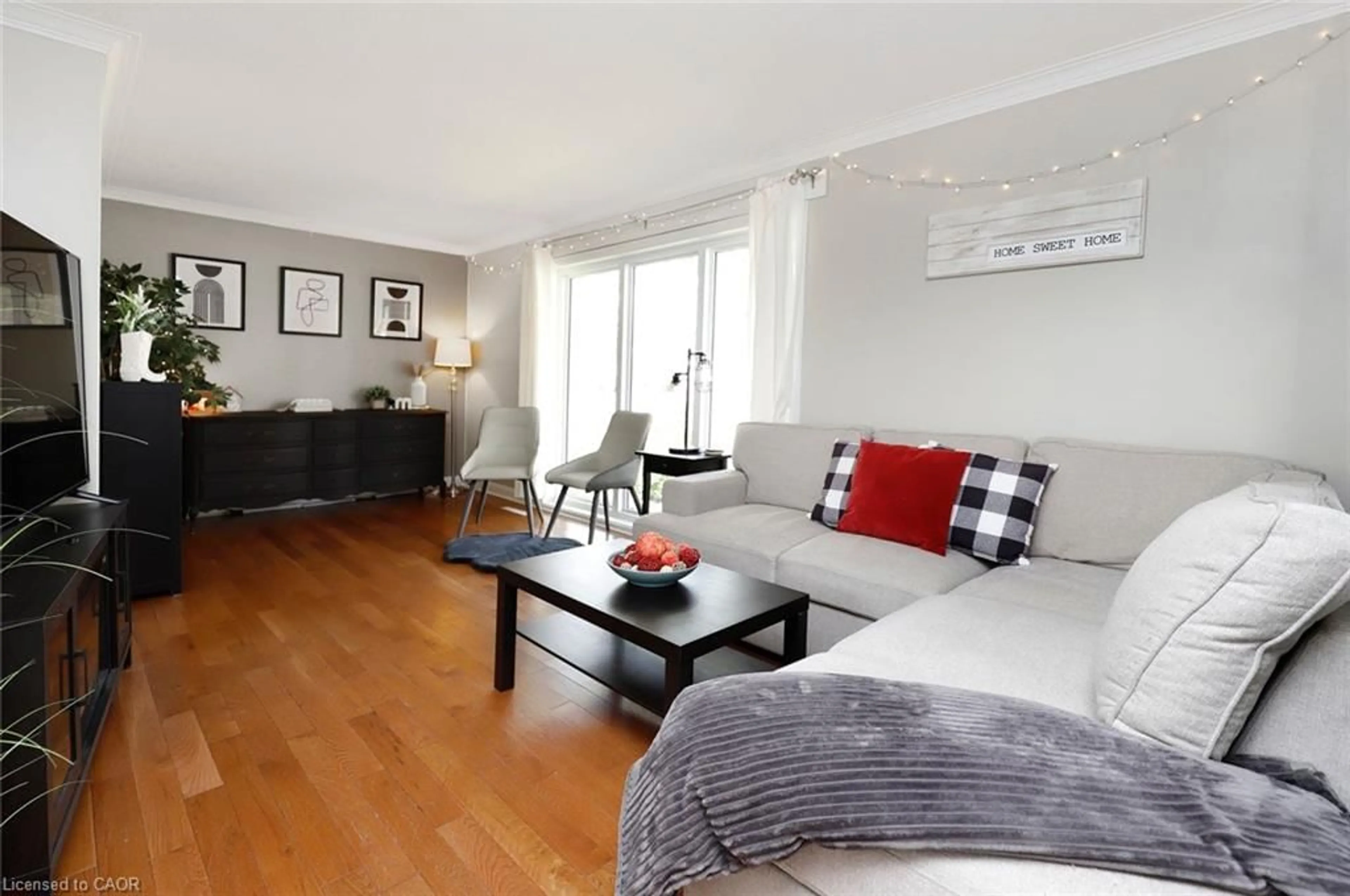 Living room with furniture, wood/laminate floor for 4553 Ontario St, Beamsville Ontario L3J 0B7
