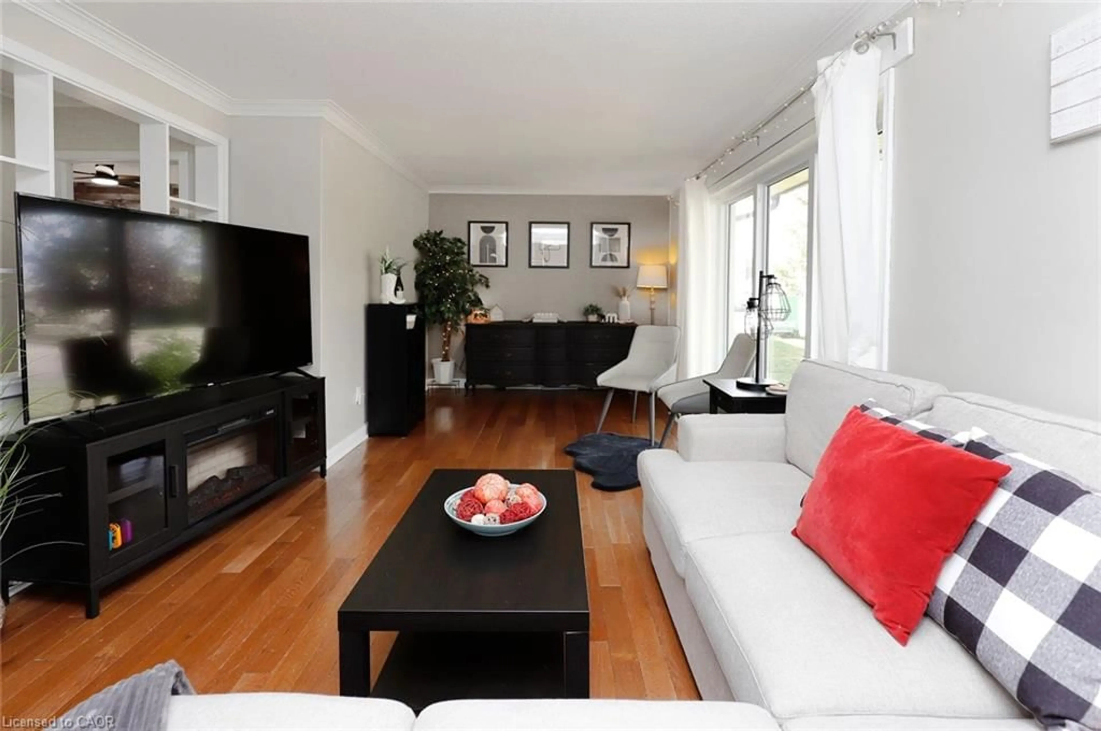 Living room with furniture, wood/laminate floor for 4553 Ontario St, Beamsville Ontario L3J 0B7