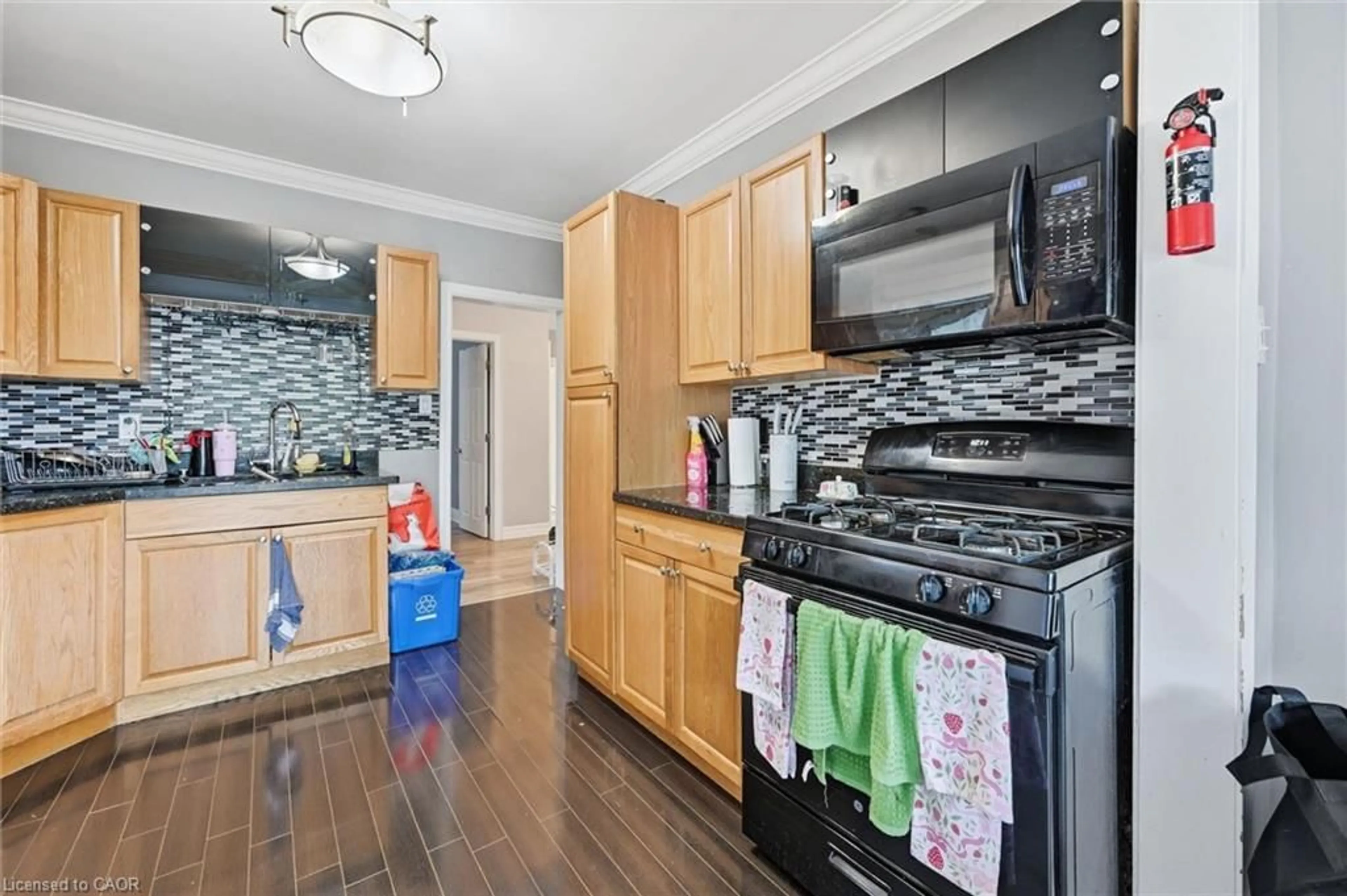 Standard kitchen, ceramic/tile floor for 275 West 2nd St, Hamilton Ontario L9C 3G8