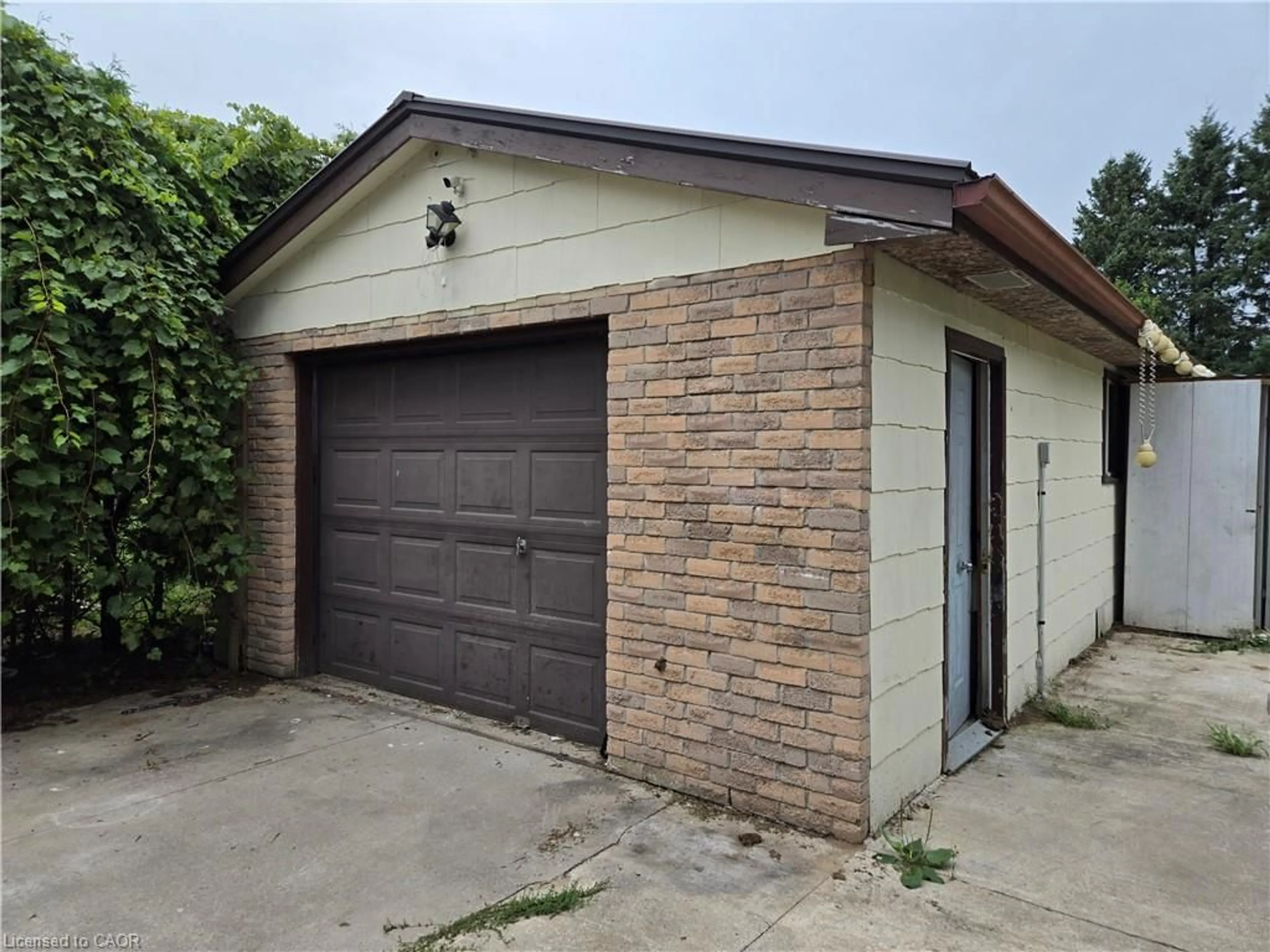 Indoor garage for 8 Lyndhurst Ave, Simcoe Ontario N3Y 4J9