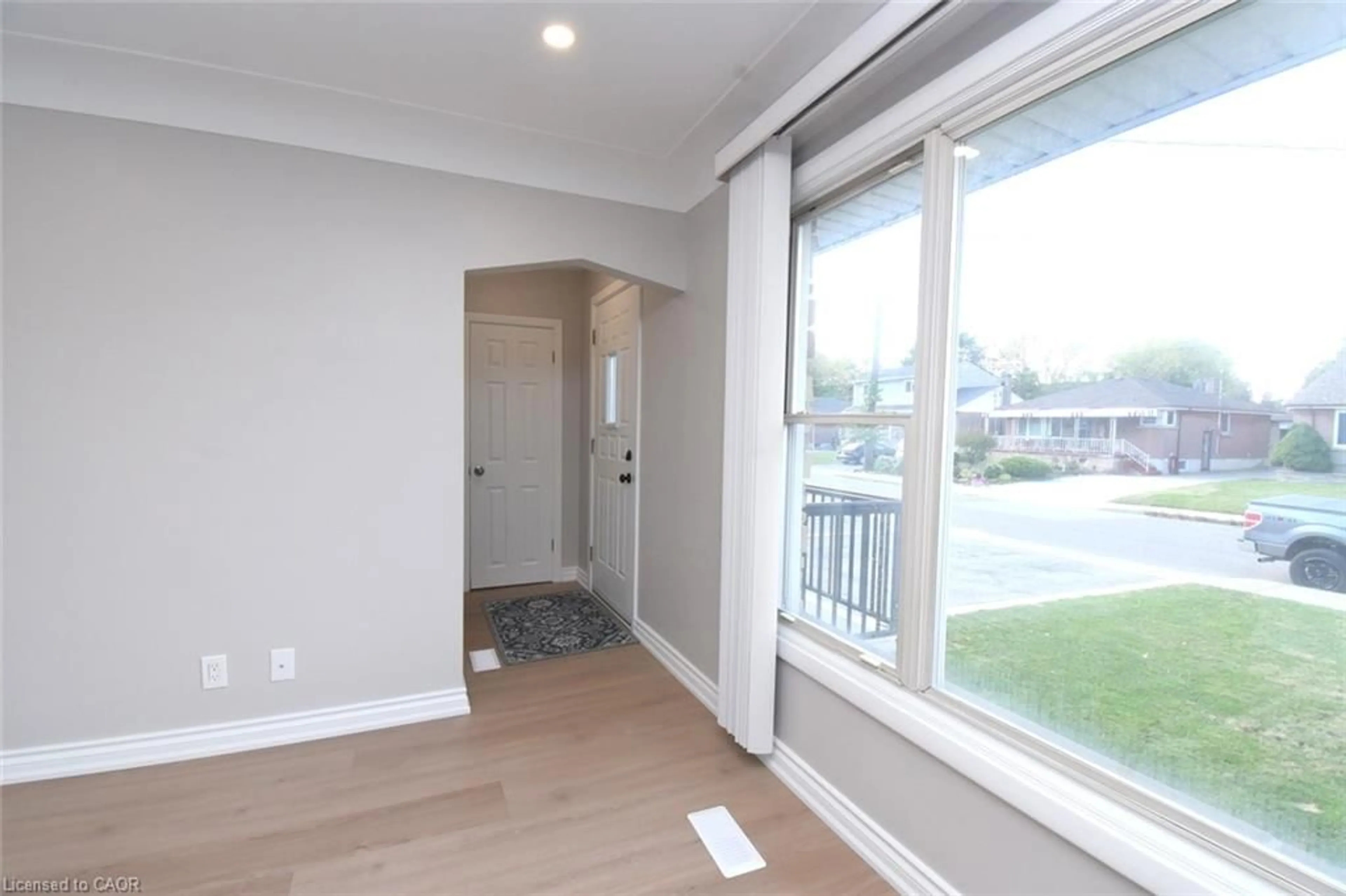 Indoor entryway for 415 East 15th St, Hamilton Ontario L9A 4G9