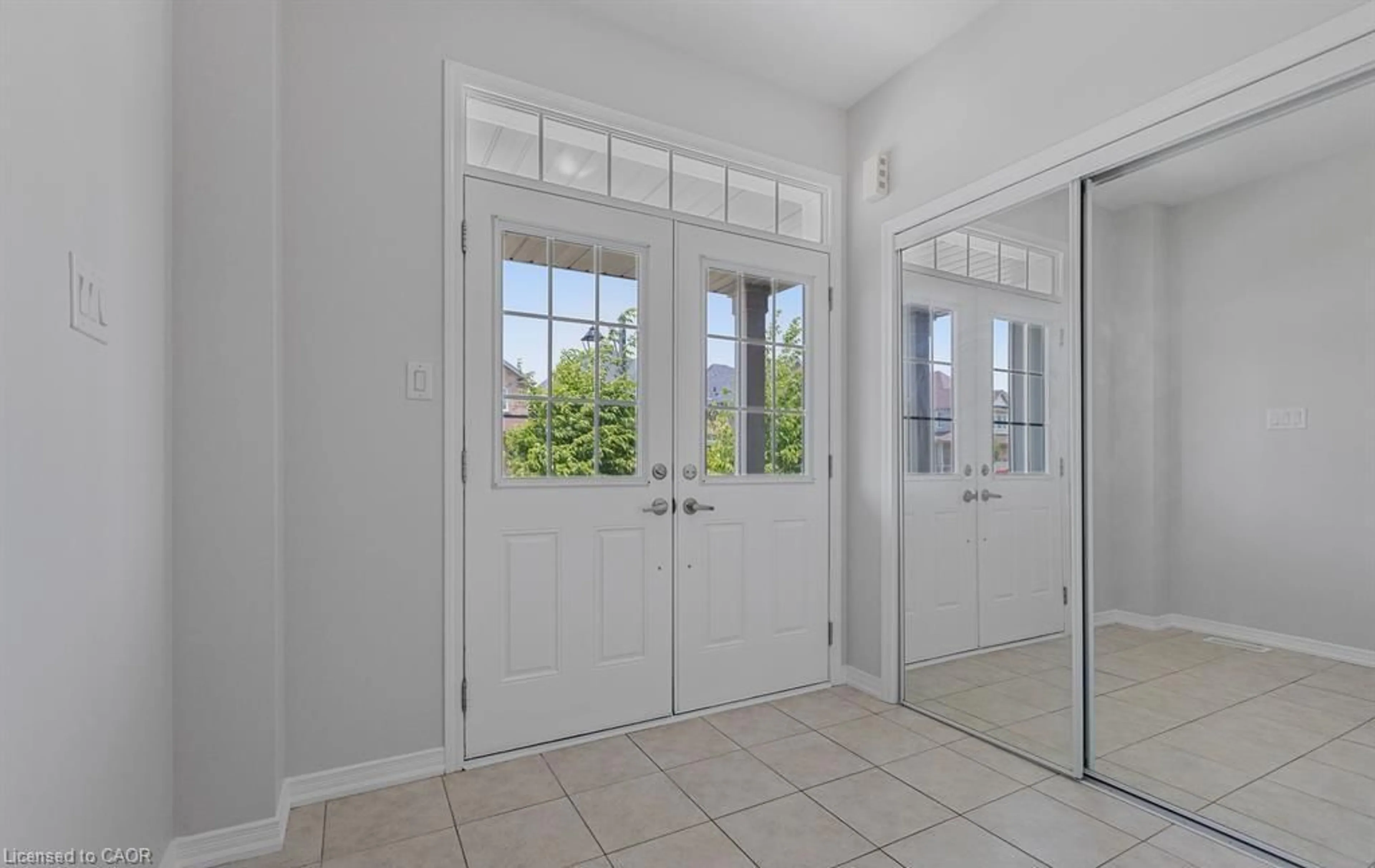 Indoor entryway for 25 Munro Cir, Brantford Ontario N3T 0R1