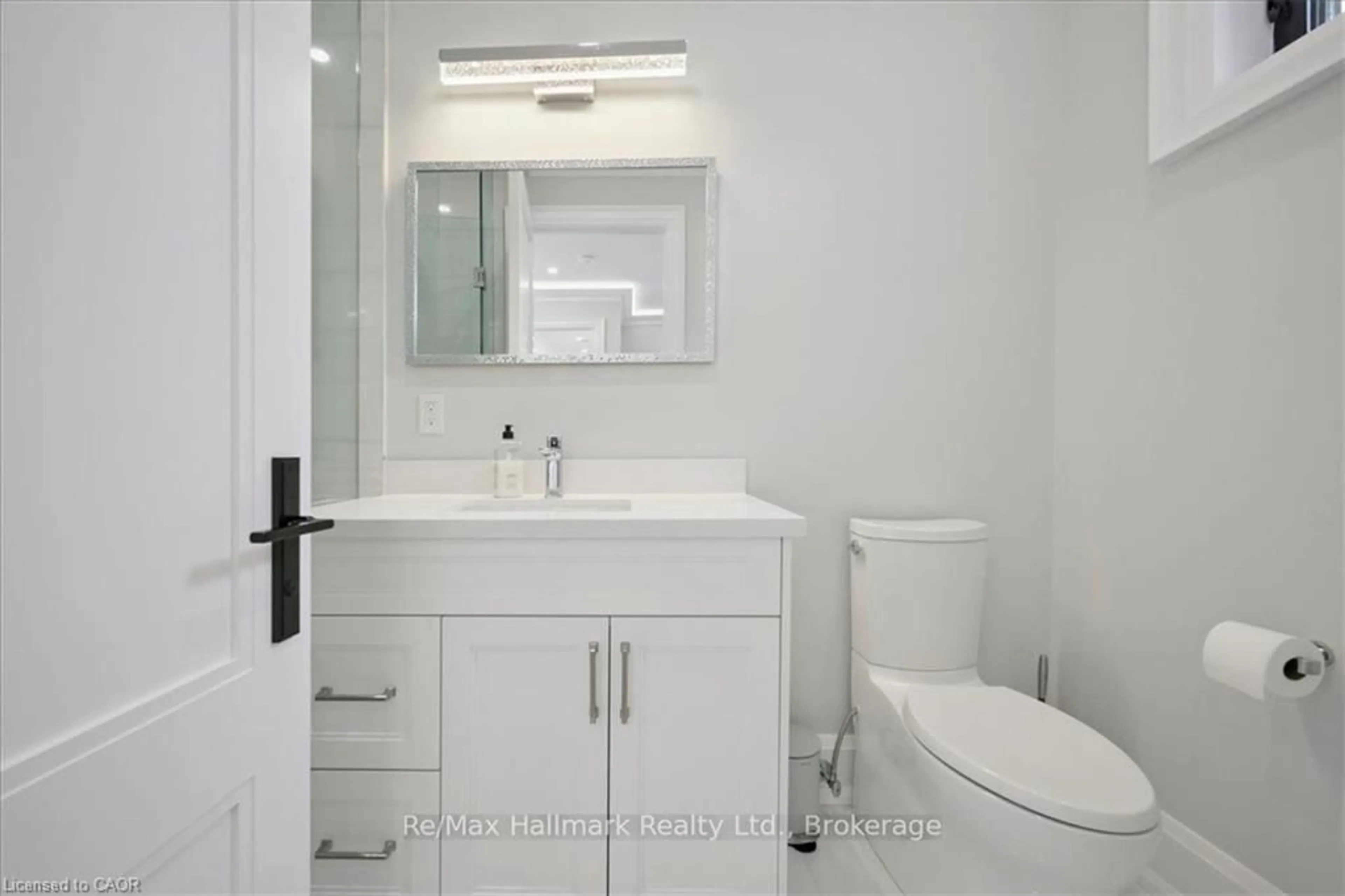 Standard bathroom, ceramic/tile floor for 1225 Baldwin Dr, Oakville Ontario L6J 2W4