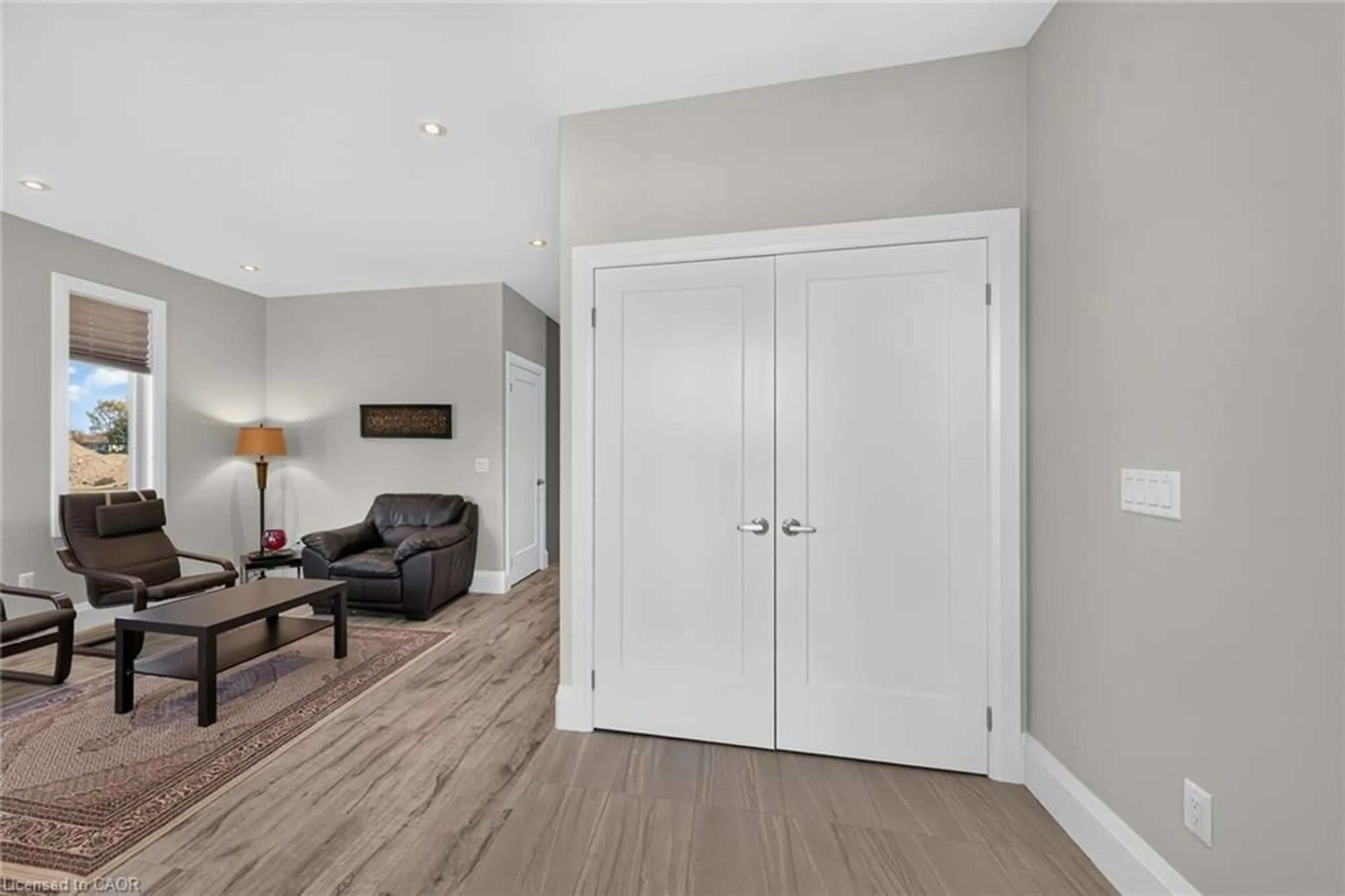 Indoor entryway for 41 Eleanor Ave, Hamilton Ontario L8W 1C7
