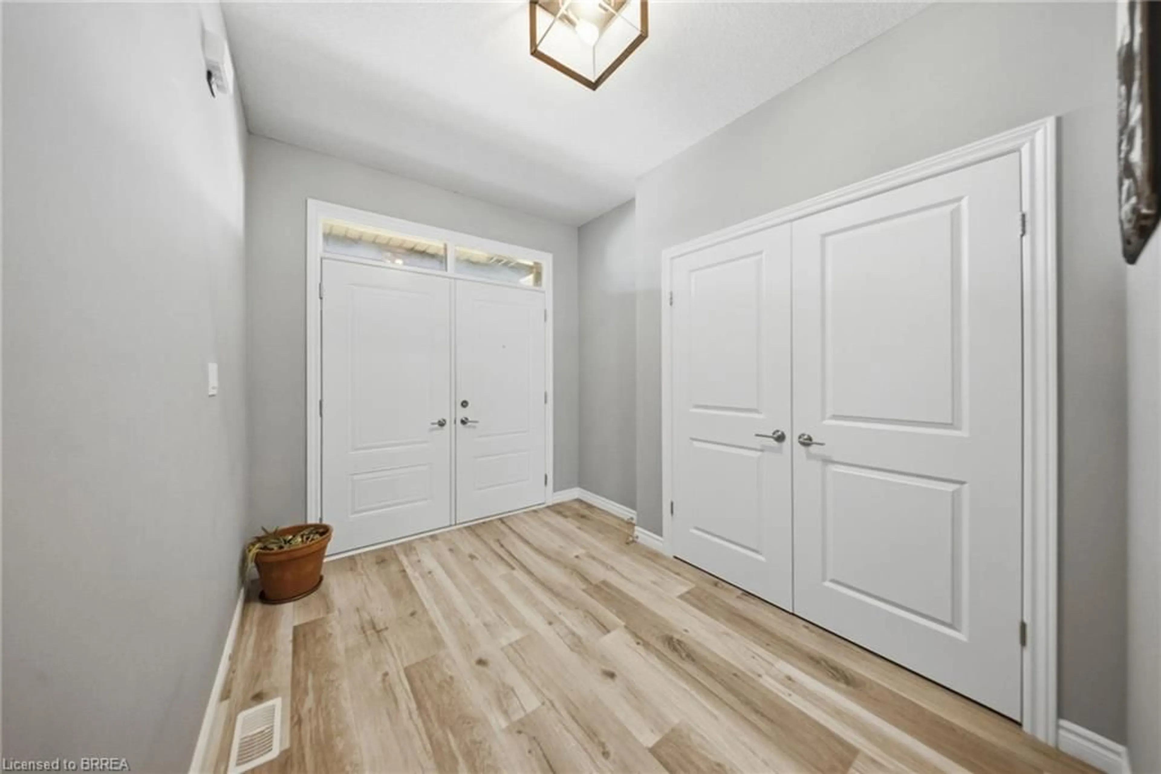 Indoor entryway for 112 Honey St, Cambridge Ontario N1T 0C6