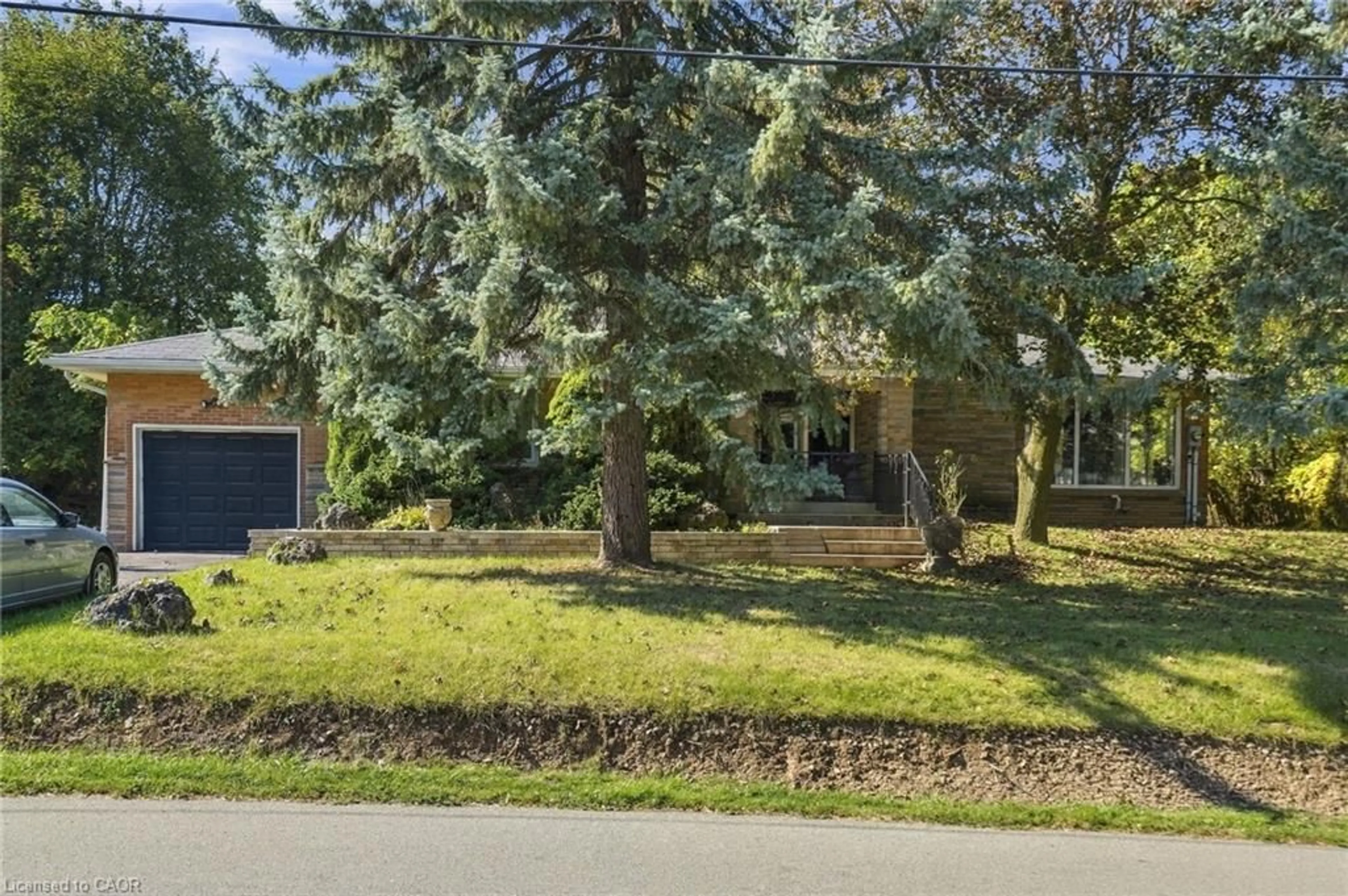 A pic from outside/outdoor area/front of a property/back of a property/a pic from drone, street for 904 Montgomery Dr, Ancaster Ontario L9G 3H9