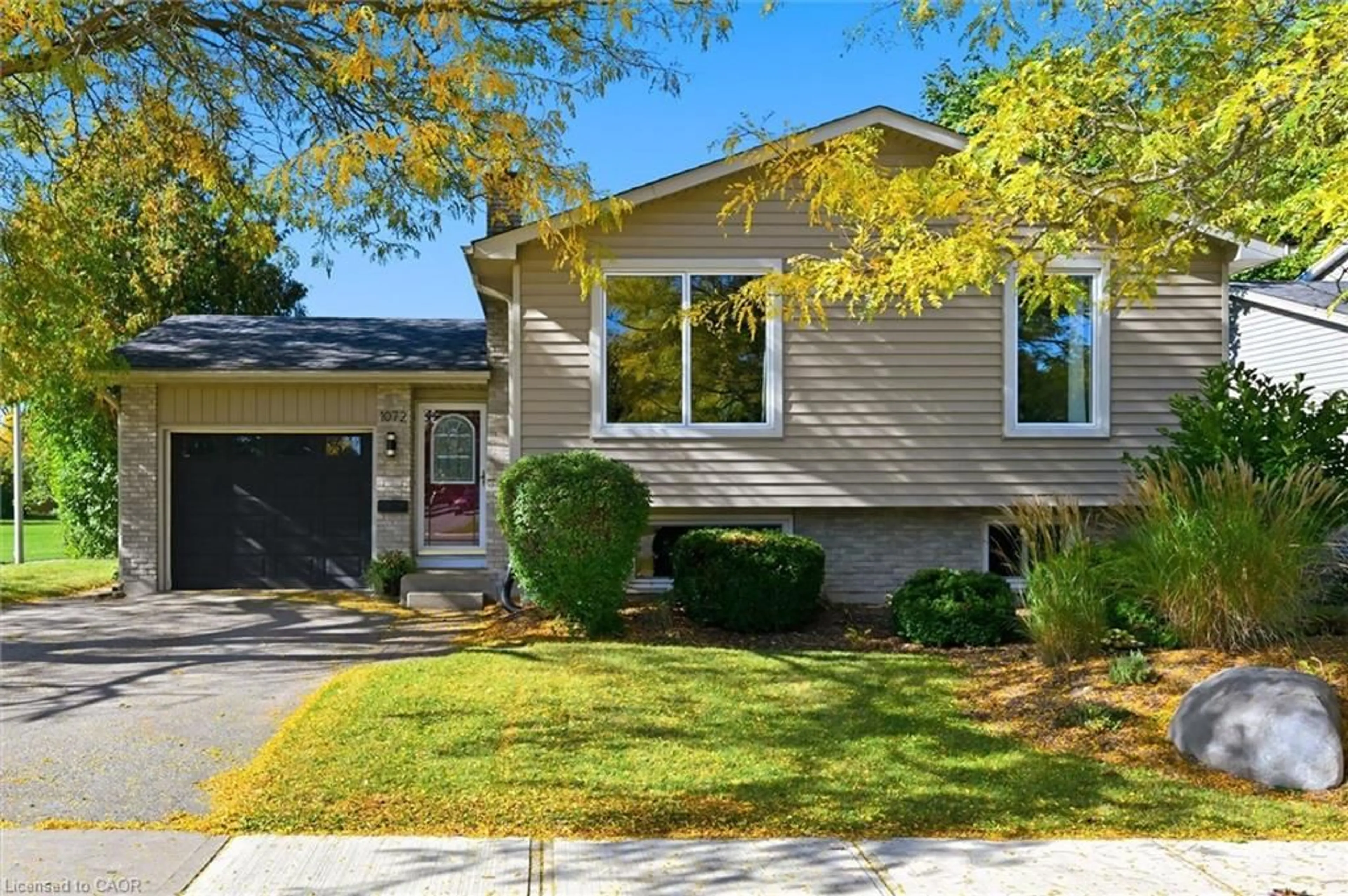 Home with vinyl exterior material, street for 1072 Quinton Rd, London Ontario N6H 4R1
