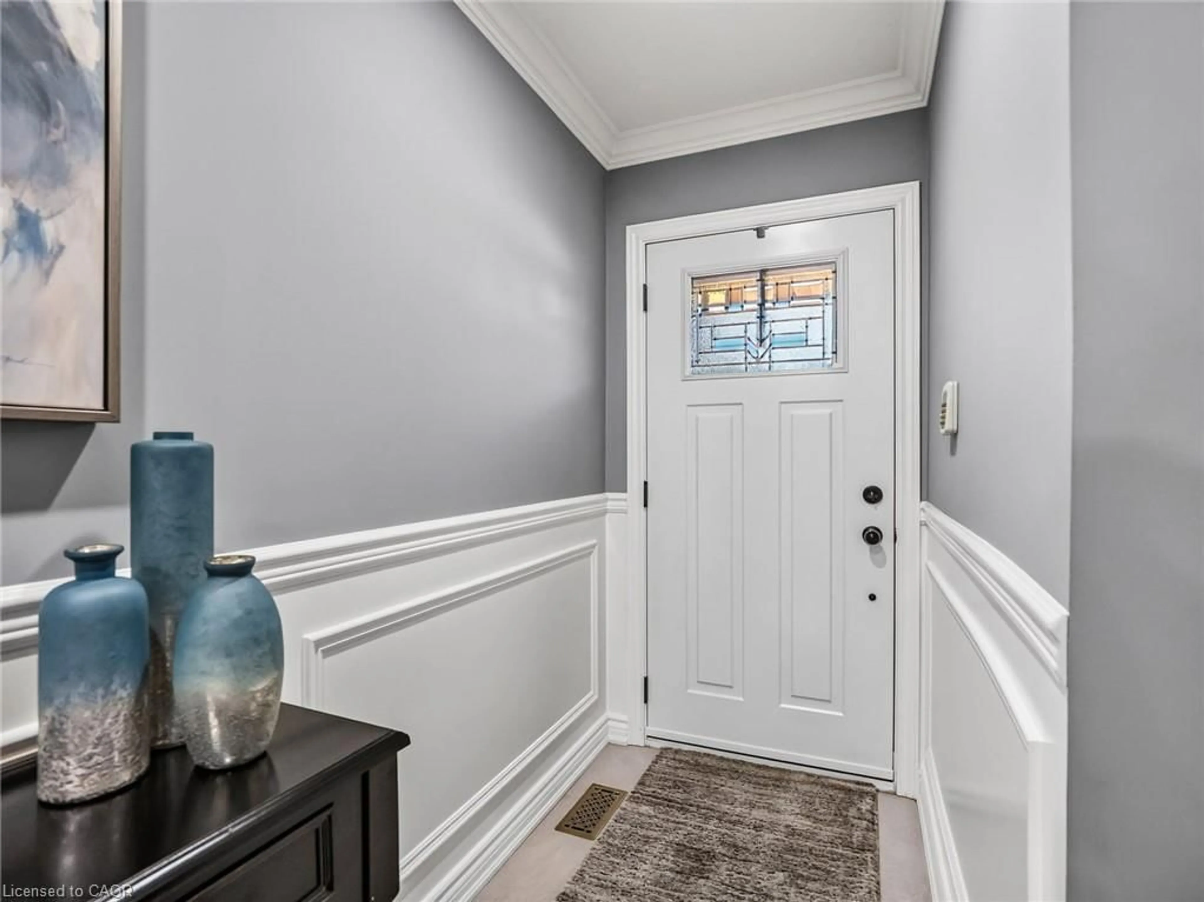 Indoor entryway for 16 Juniper Dr, Hamilton Ontario L8E 4C6
