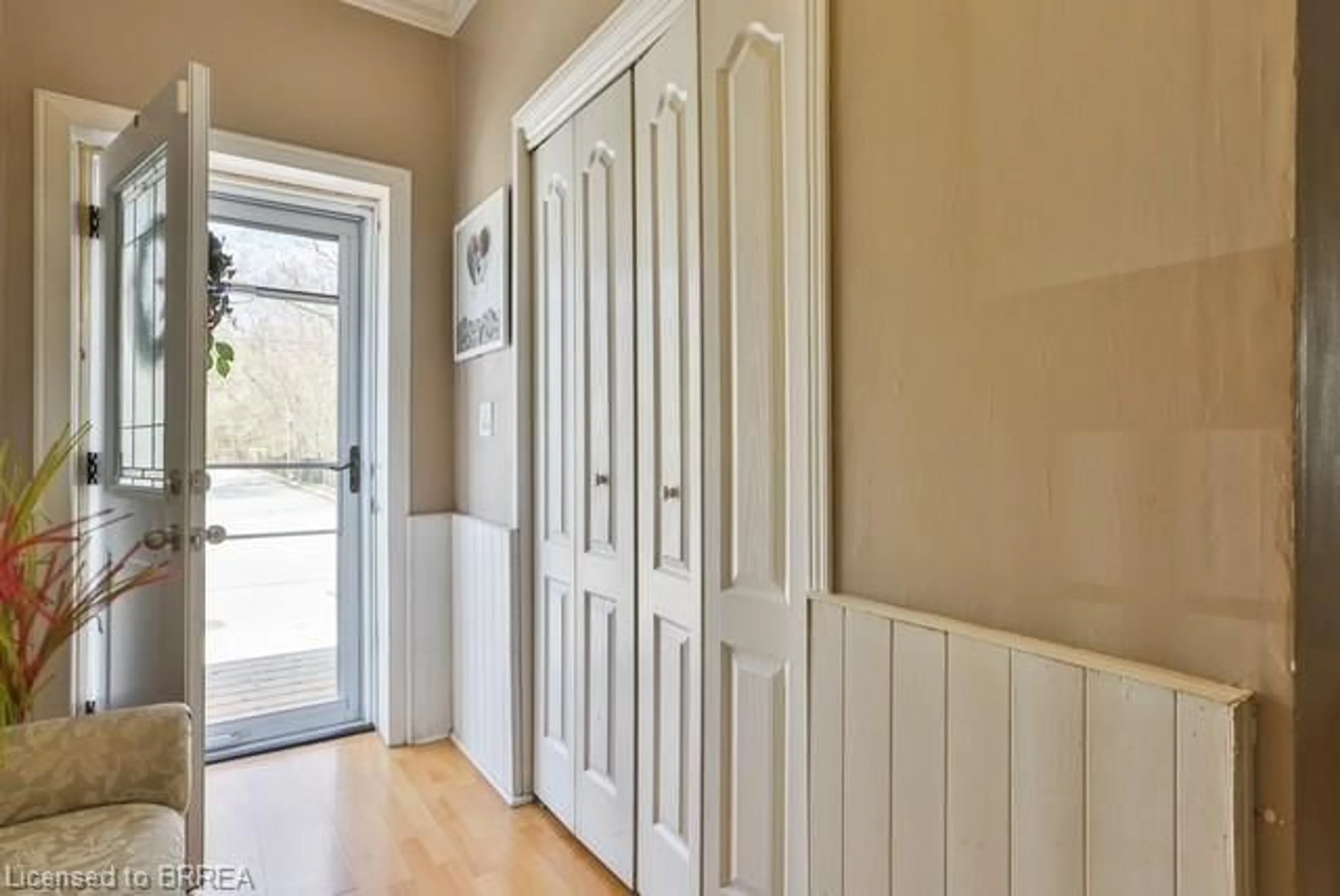 Indoor entryway for 42 Spring St, Brantford Ontario N3T 4M5