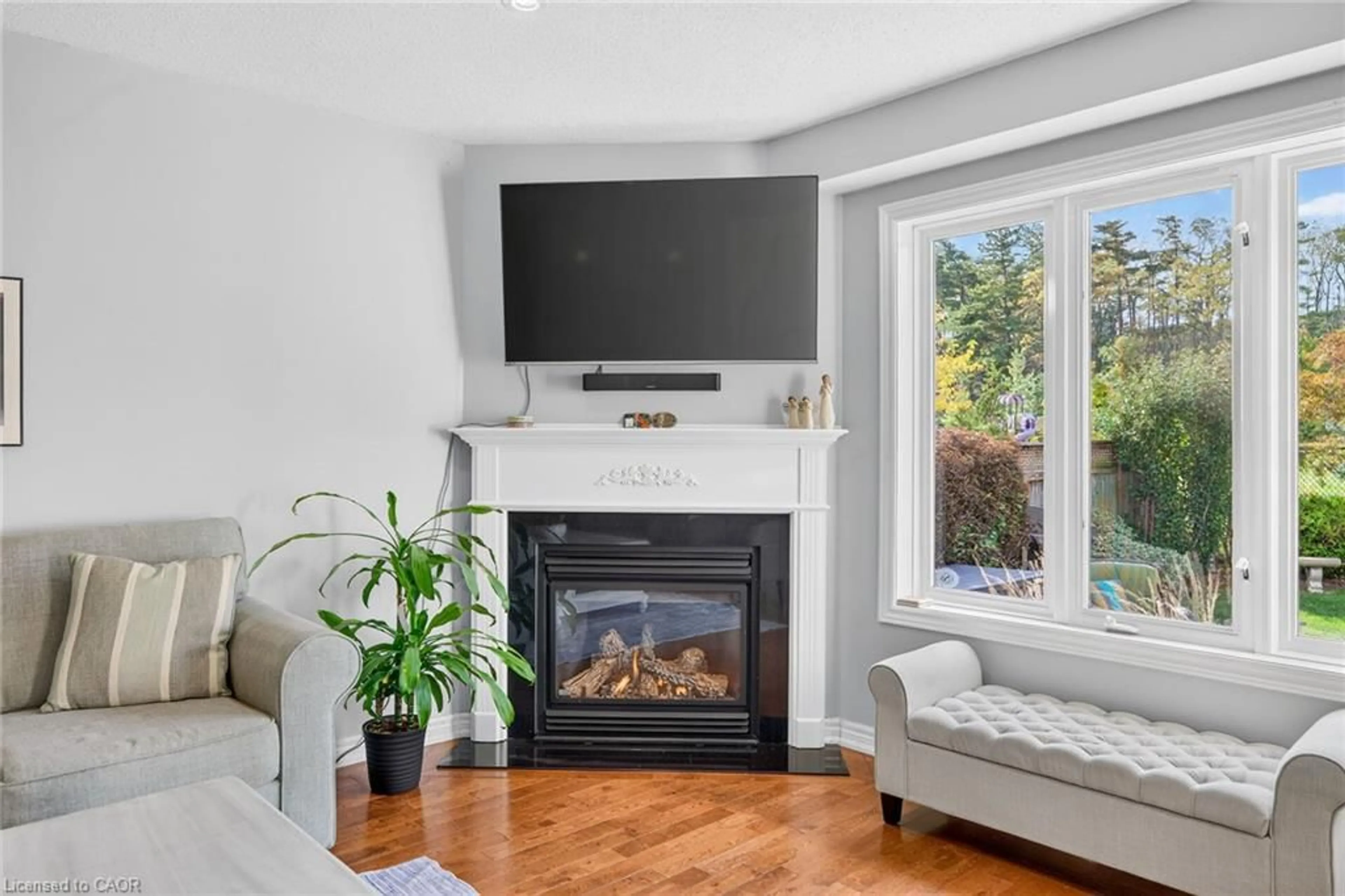 Living room with furniture, unknown for 54 Vinifera Dr, Grimsby Ontario L3M 5S2